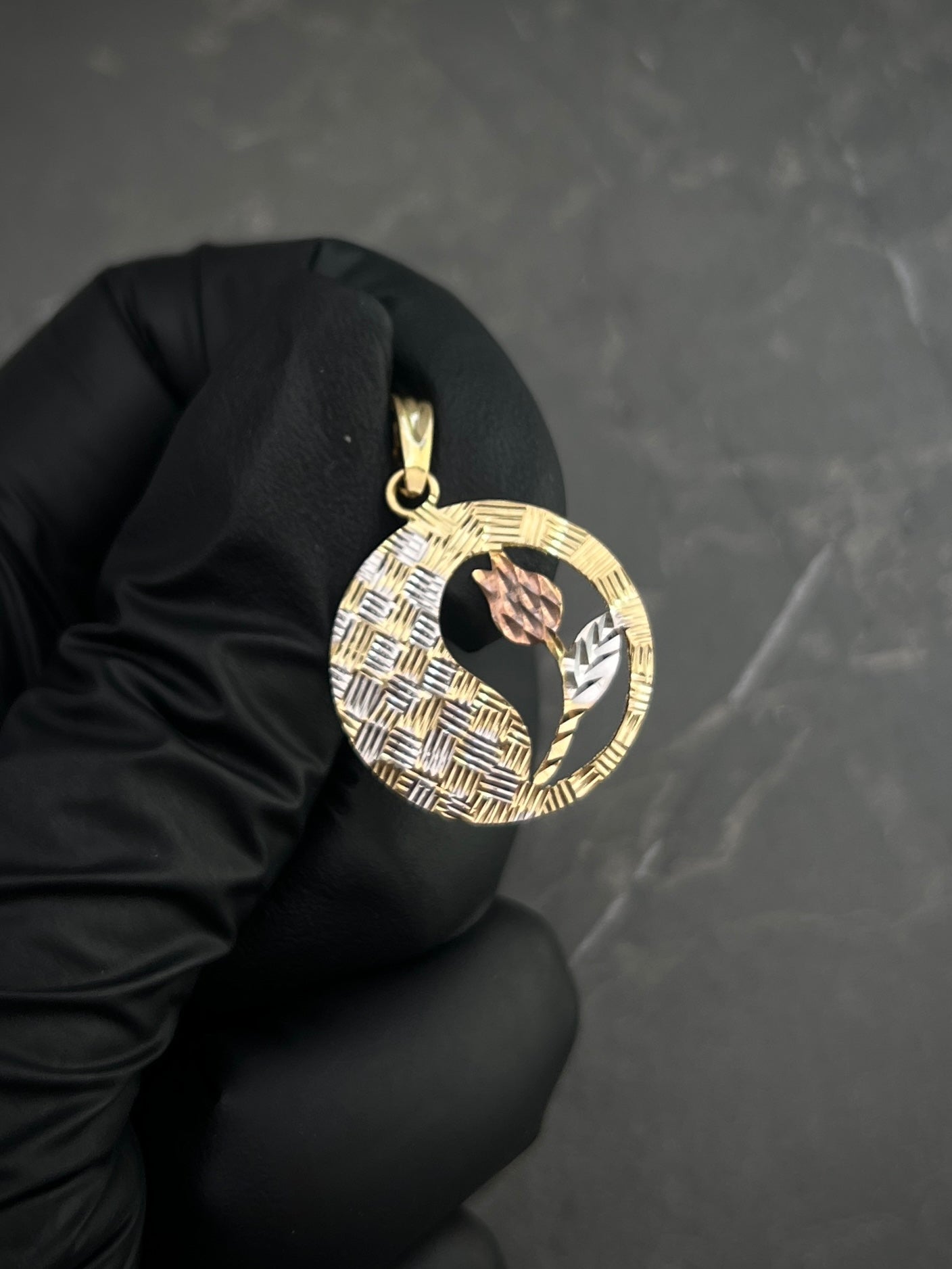 Dije flor diamantada 1.85gr / Largo 2.8cm / Tres Oros italy +3 B