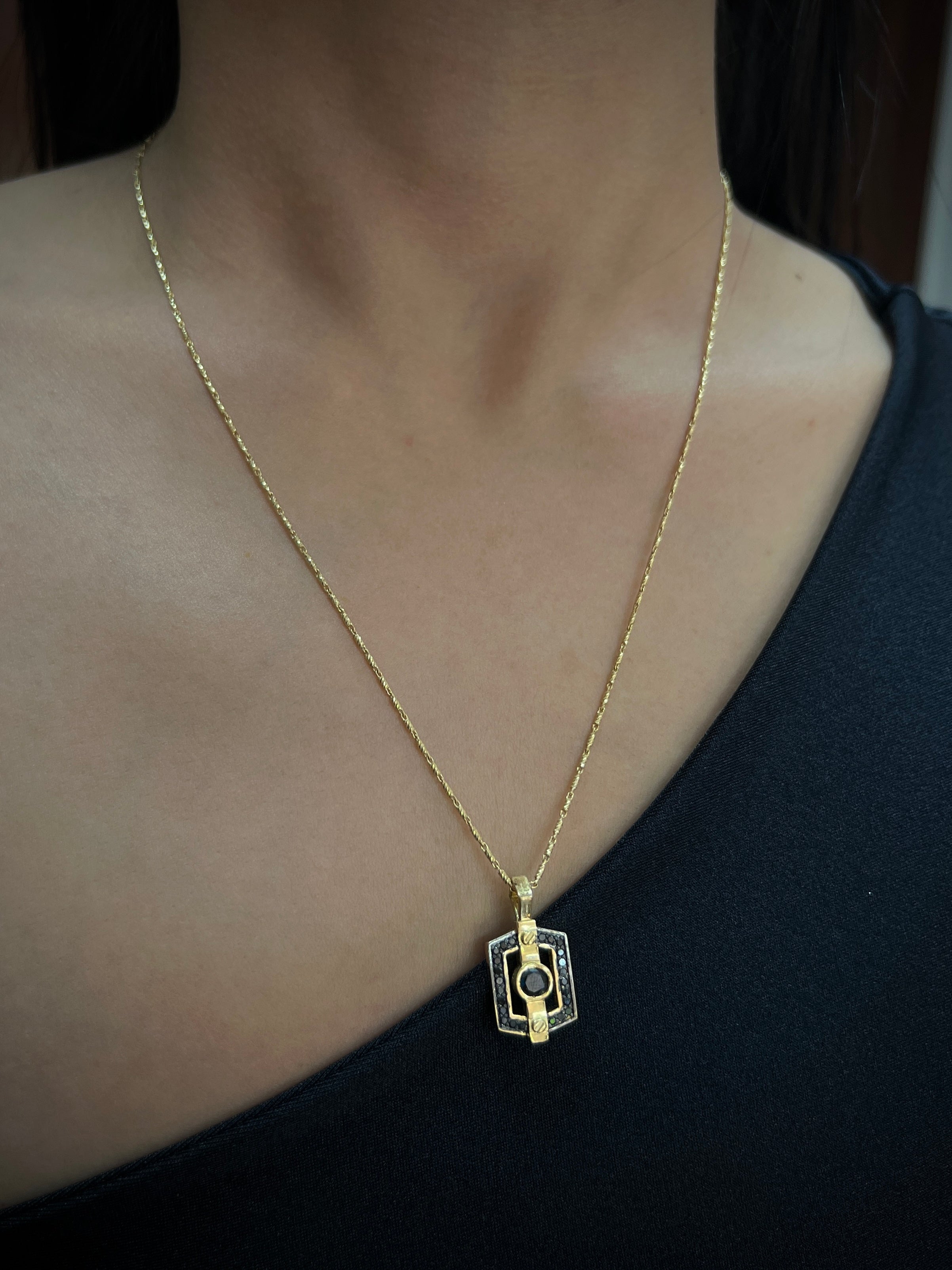 Dije de placa geometrico con DN 66pts (0.66QTS) 3.6gr / 2.5cm / Oro Amarillo Nac (Joya) B