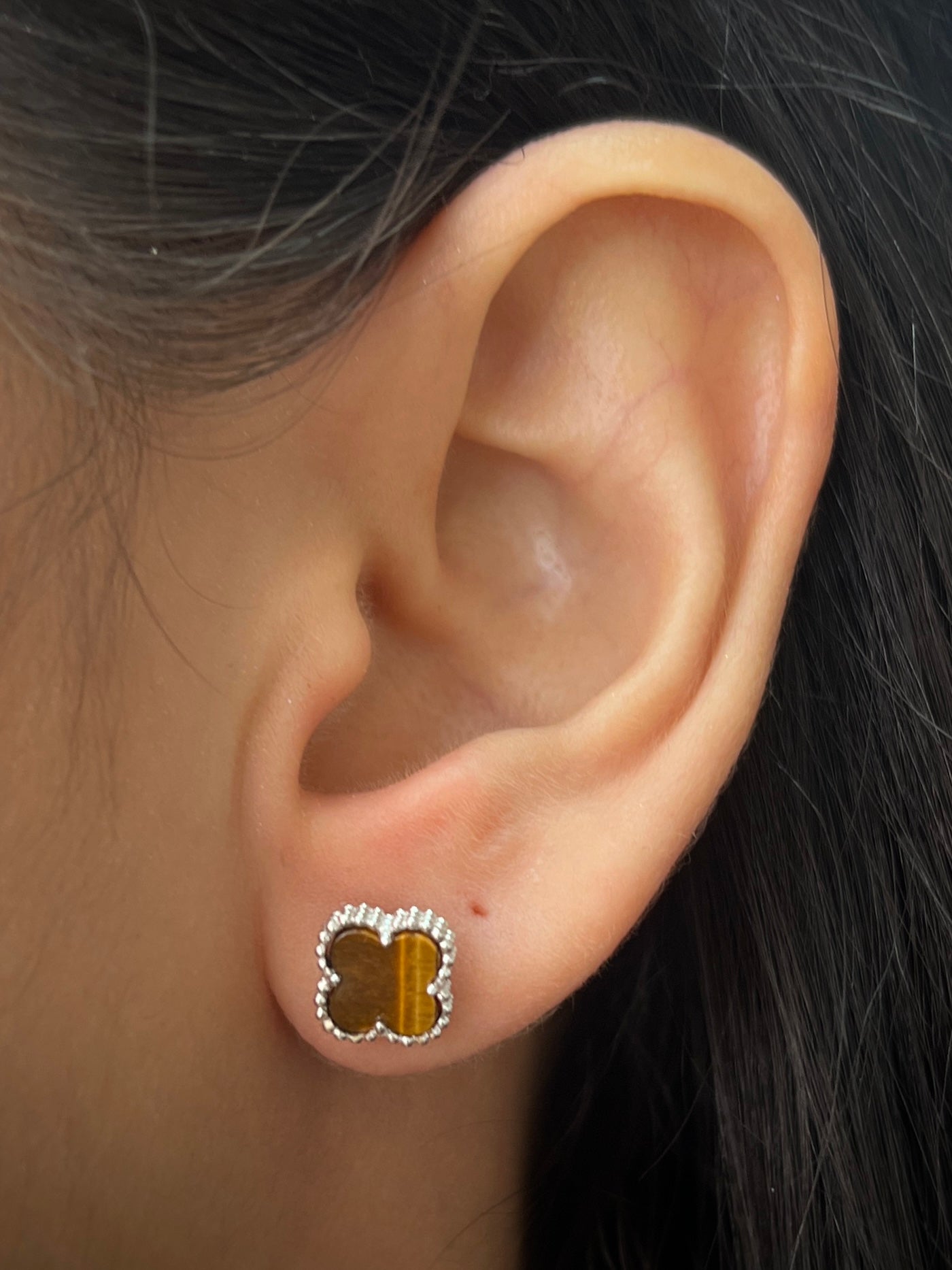 Topos lucky clover piedra cafe 2.2gr / Largo 0.8cm / Oro Blanco Nac M