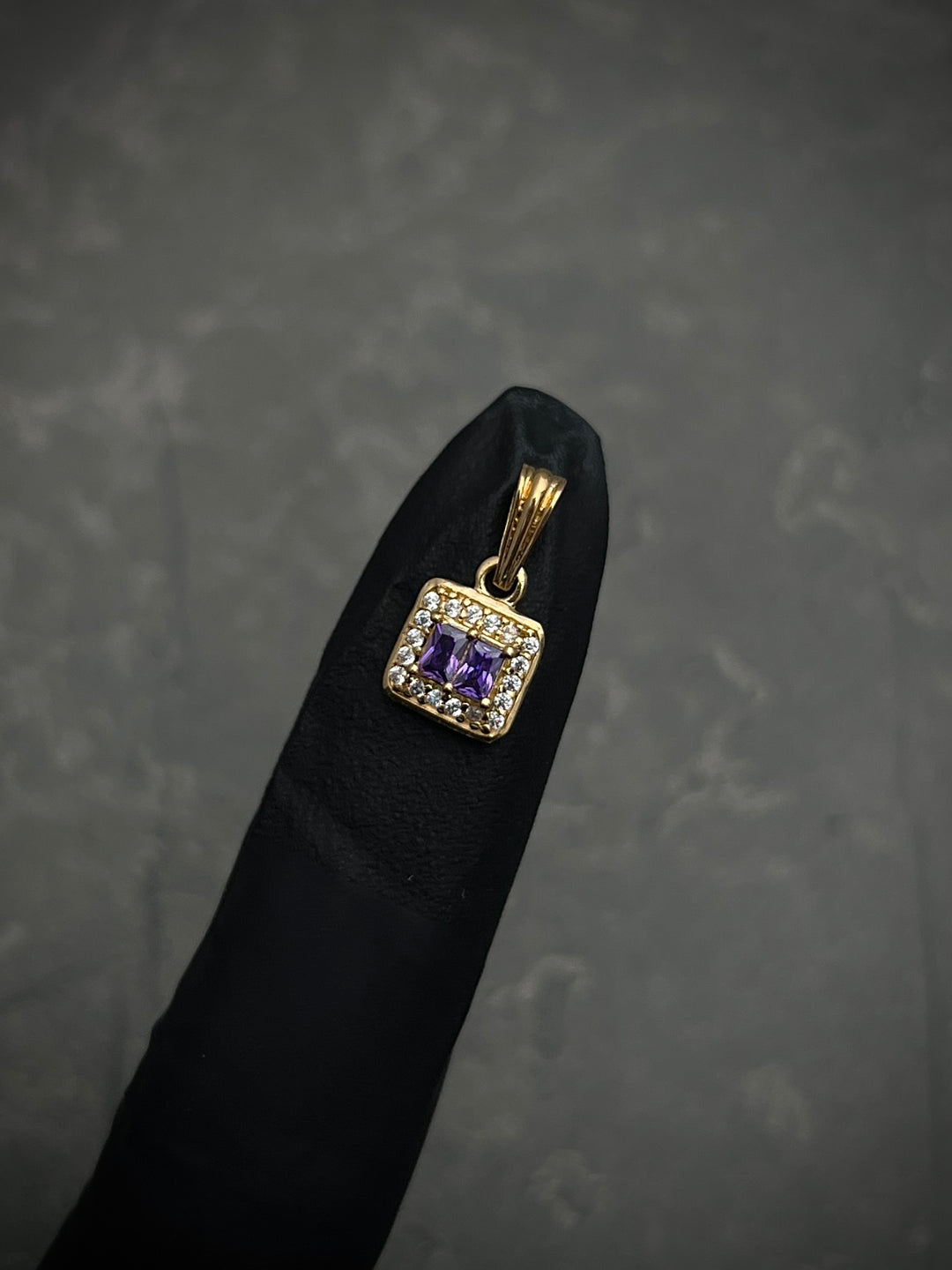 Dije Cuadrado Con Swarovski Morado y blanco 1gr / Largo 1.6cm — Oro Amarillo