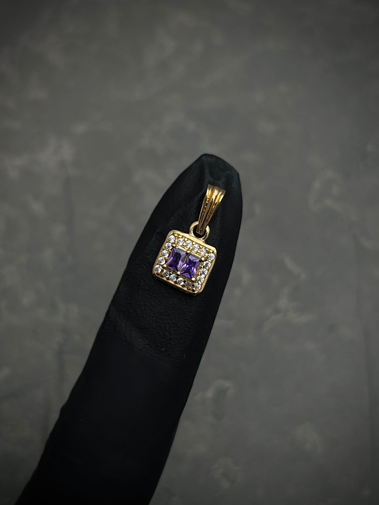Dije Cuadrado Con Swarovski Morado y blanco 1gr / Largo 1.6cm / Oro Amarillo Nac B