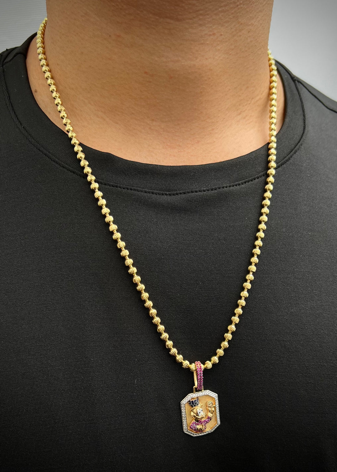Dije tio rico con swarovski fucsia y blanco 6.55gr / Largo 3.6cm — Oro Amarillo