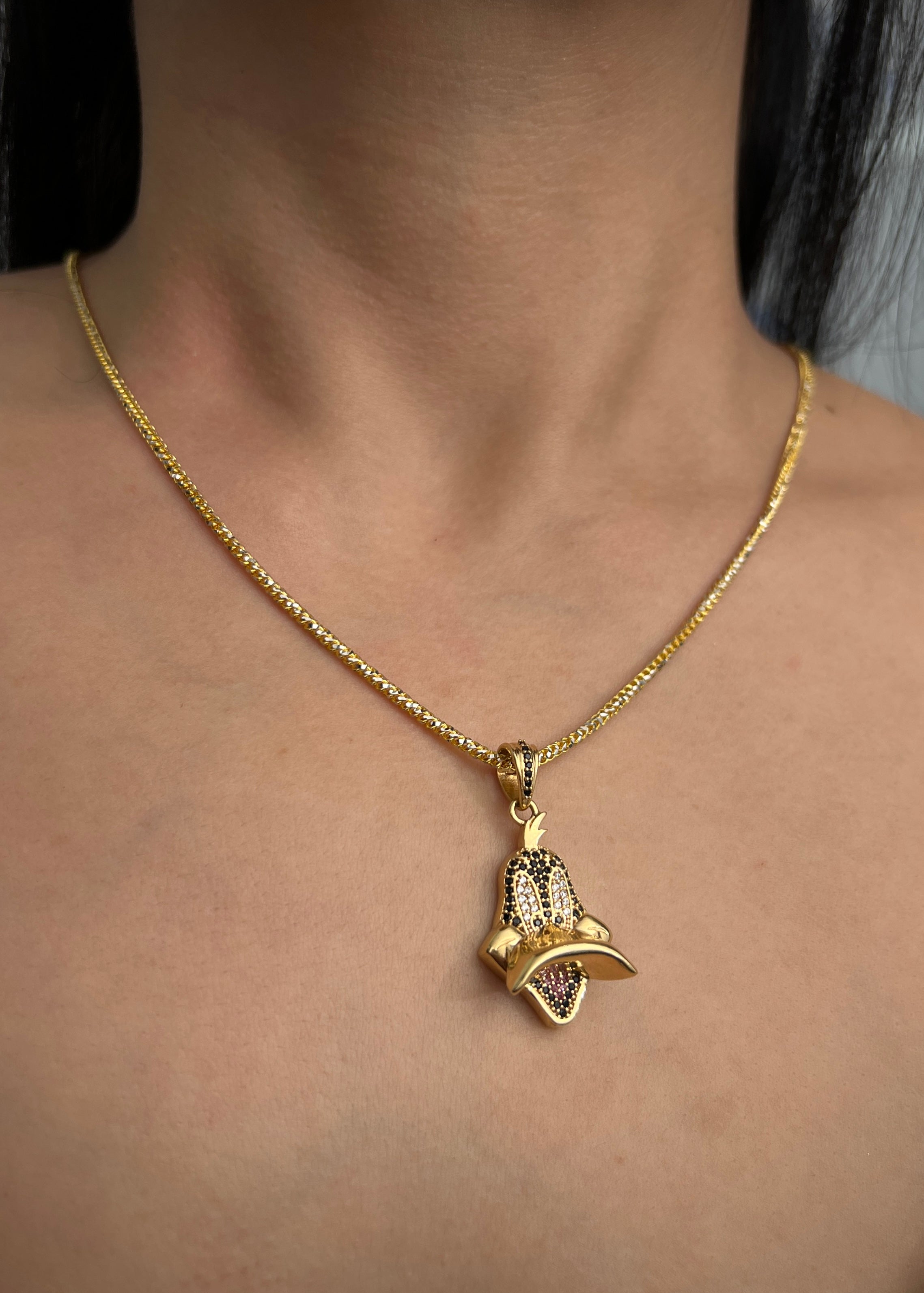 Dije pato lucas con swarovski multicolor 6.85gr / Largo 3.6cm / Oro Amarillo Nac B