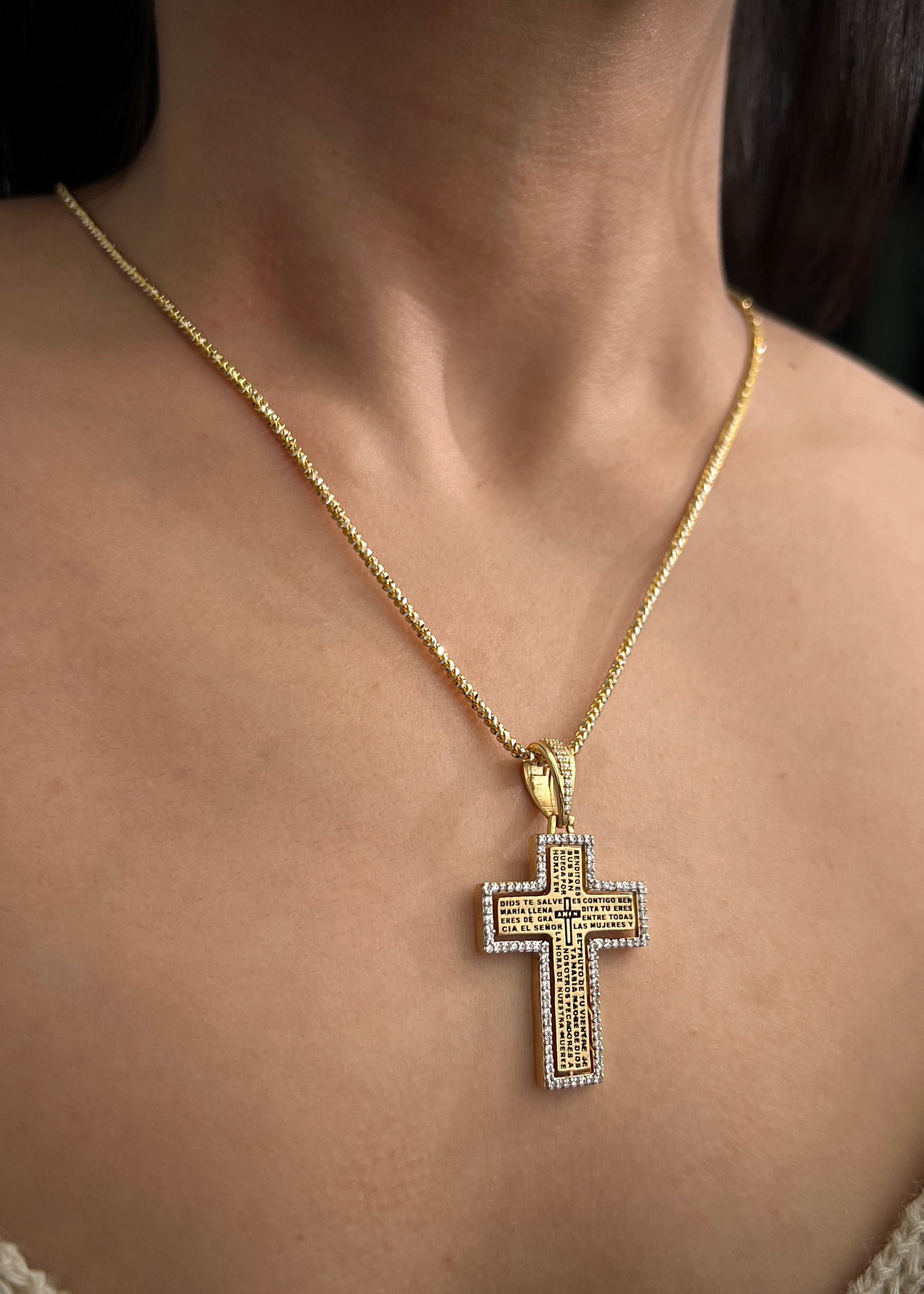 Dije cruz con oracion y swarovski blanco 9.75gr / Largo 4.7cm / Oro Amarillo Nac M