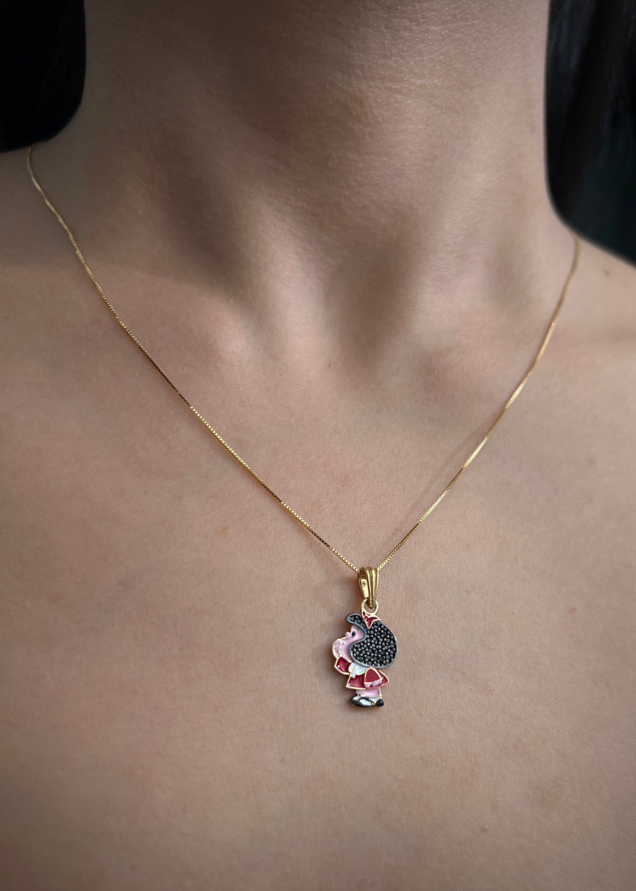 Dije mafalda con swarovski negro 1.6gr / Largo 2.4cm / Oro Amarillo Nac B