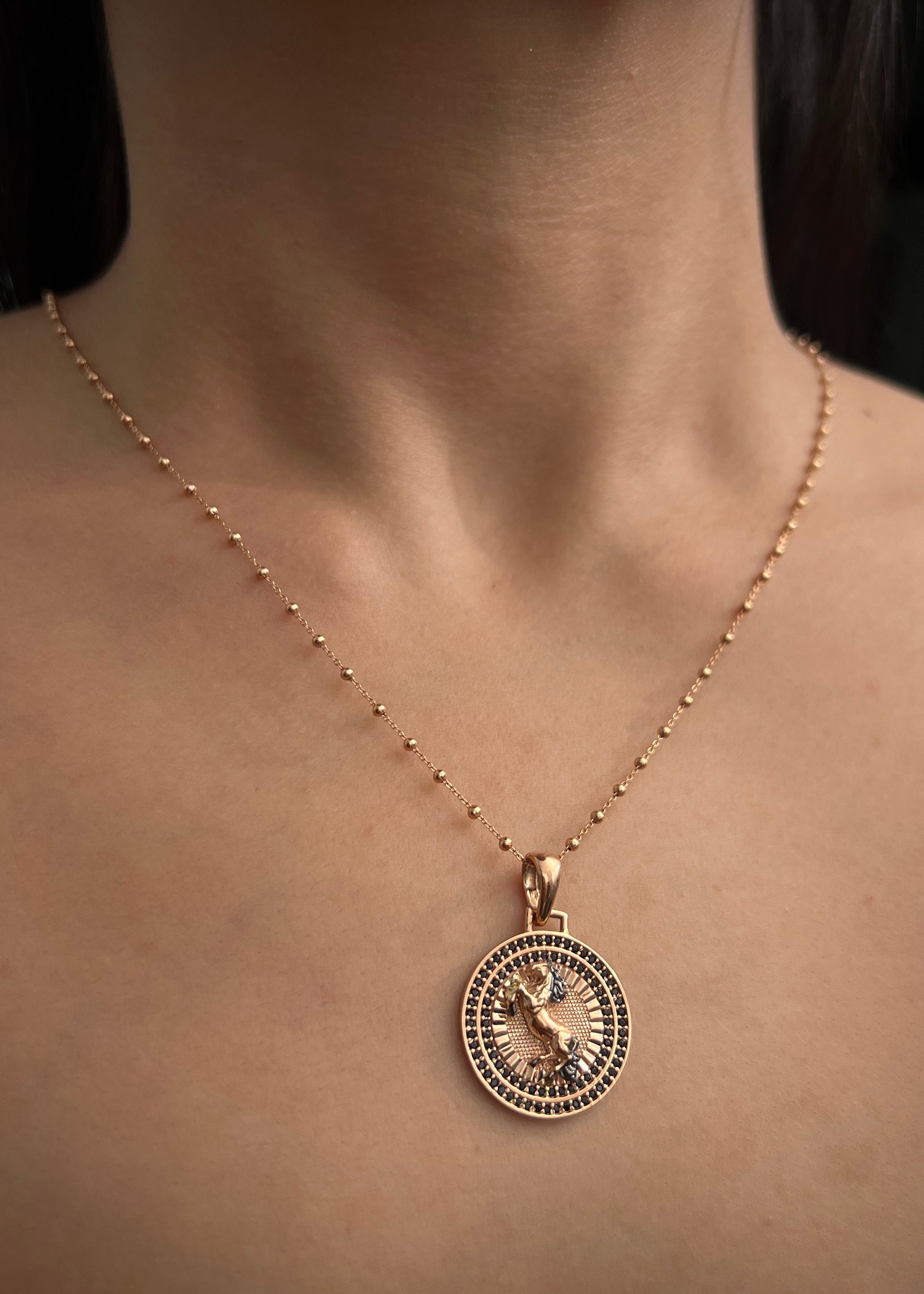 Dije medalla de caballo con swarovski negro 4.35gr / Largo 3.1cm / Oro Rosado Nac B