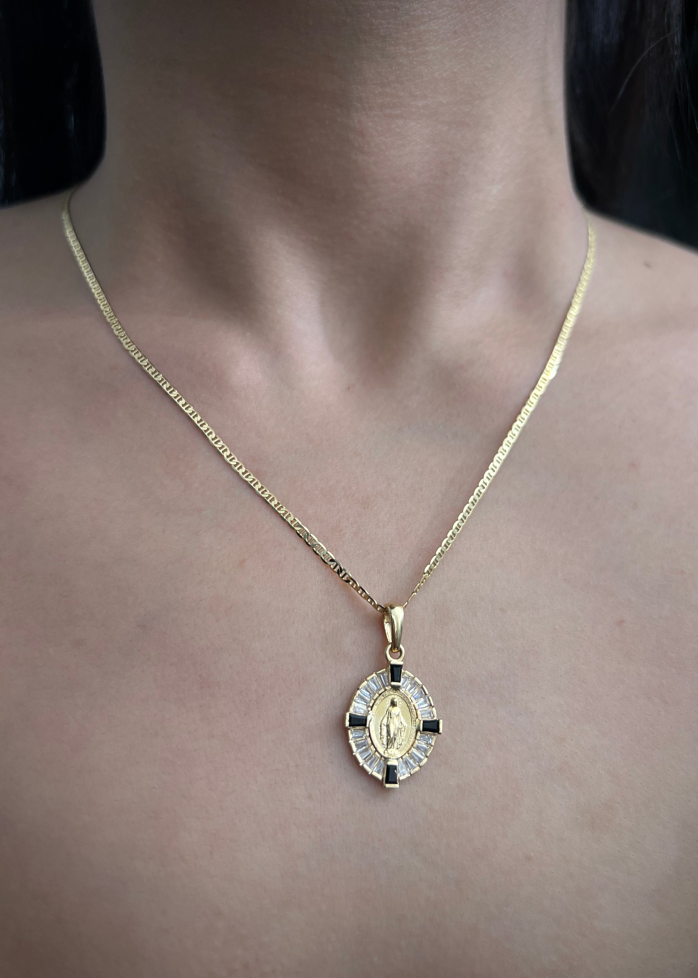 Dije virgen milagrosa con swarovski negro y blanco 2.6gr / Largo 2.7cm / Oro Amarillo Nac B