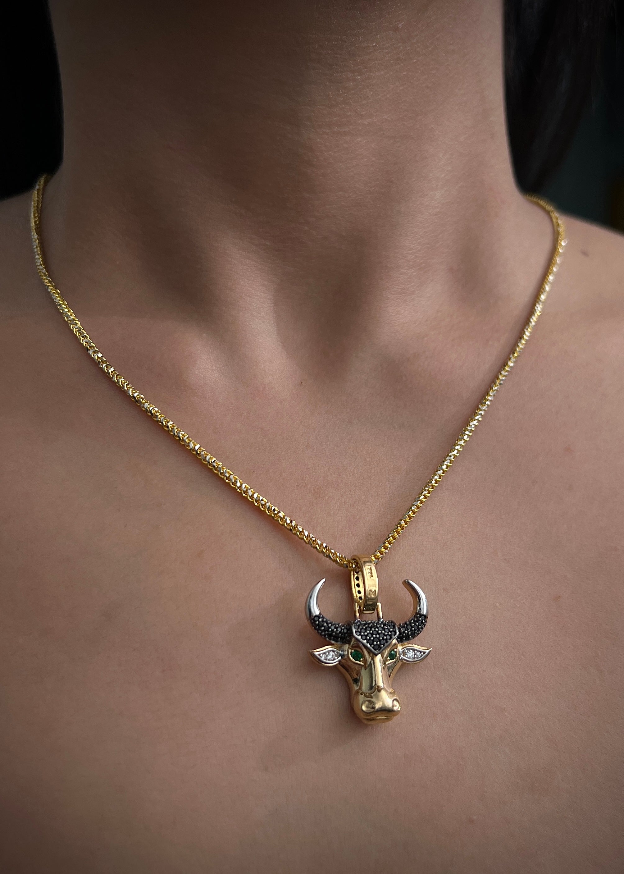 Dije toro con swarovski multicolor 5.55gr / Largo 3cm / Oro Amarillo Nac B