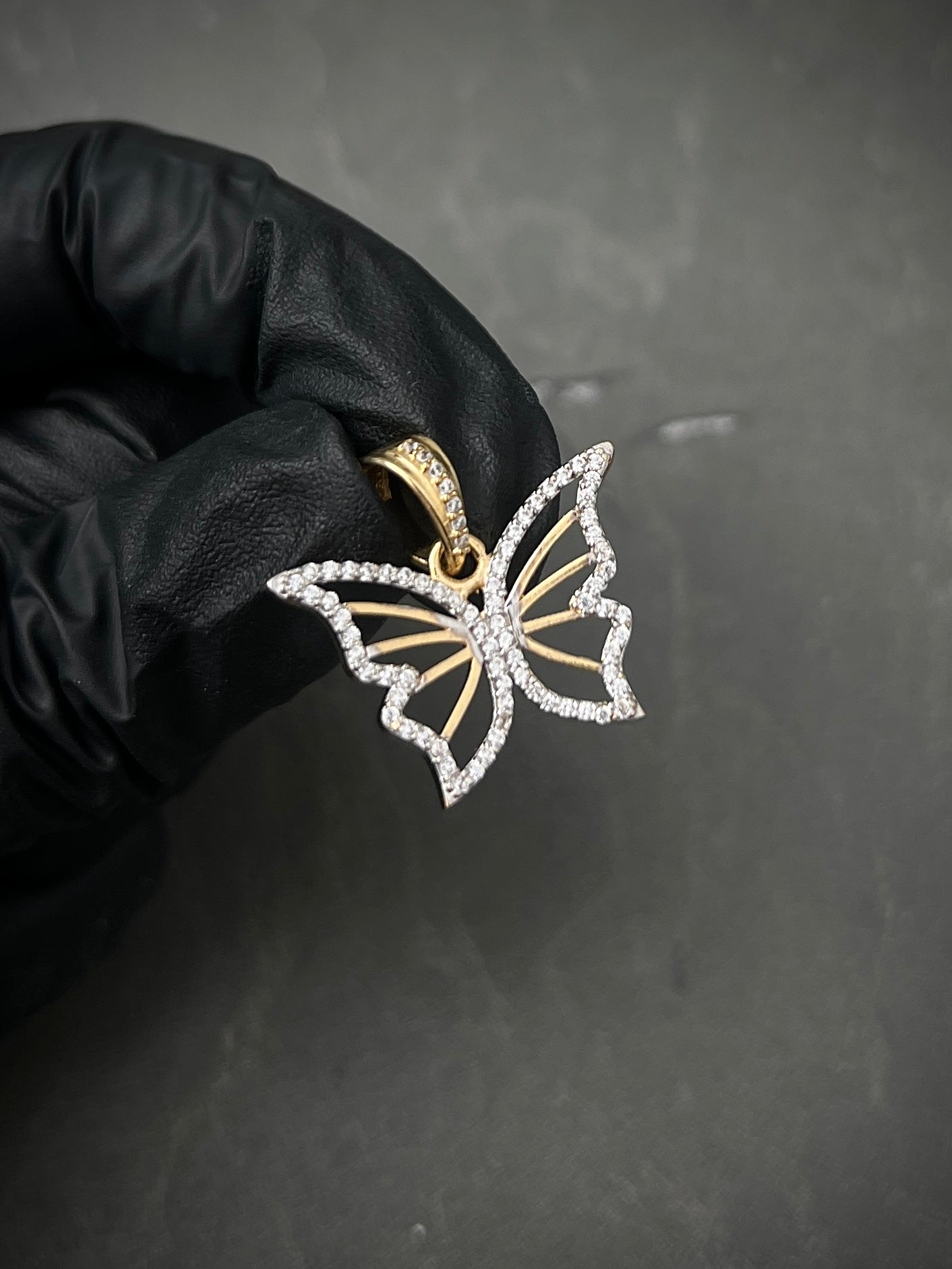 Dije Mariposa Con Swarovski Blanco 3.1gr / Largo 2.3cm / Oro Amarillo Nac M