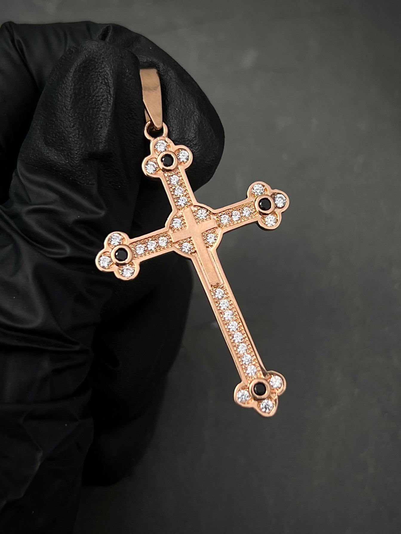 Dije Cruz Rustica Con Swarovski blanco Y Negro 6.1gr / Largo 5.7cm / Oro Rosado Nac M