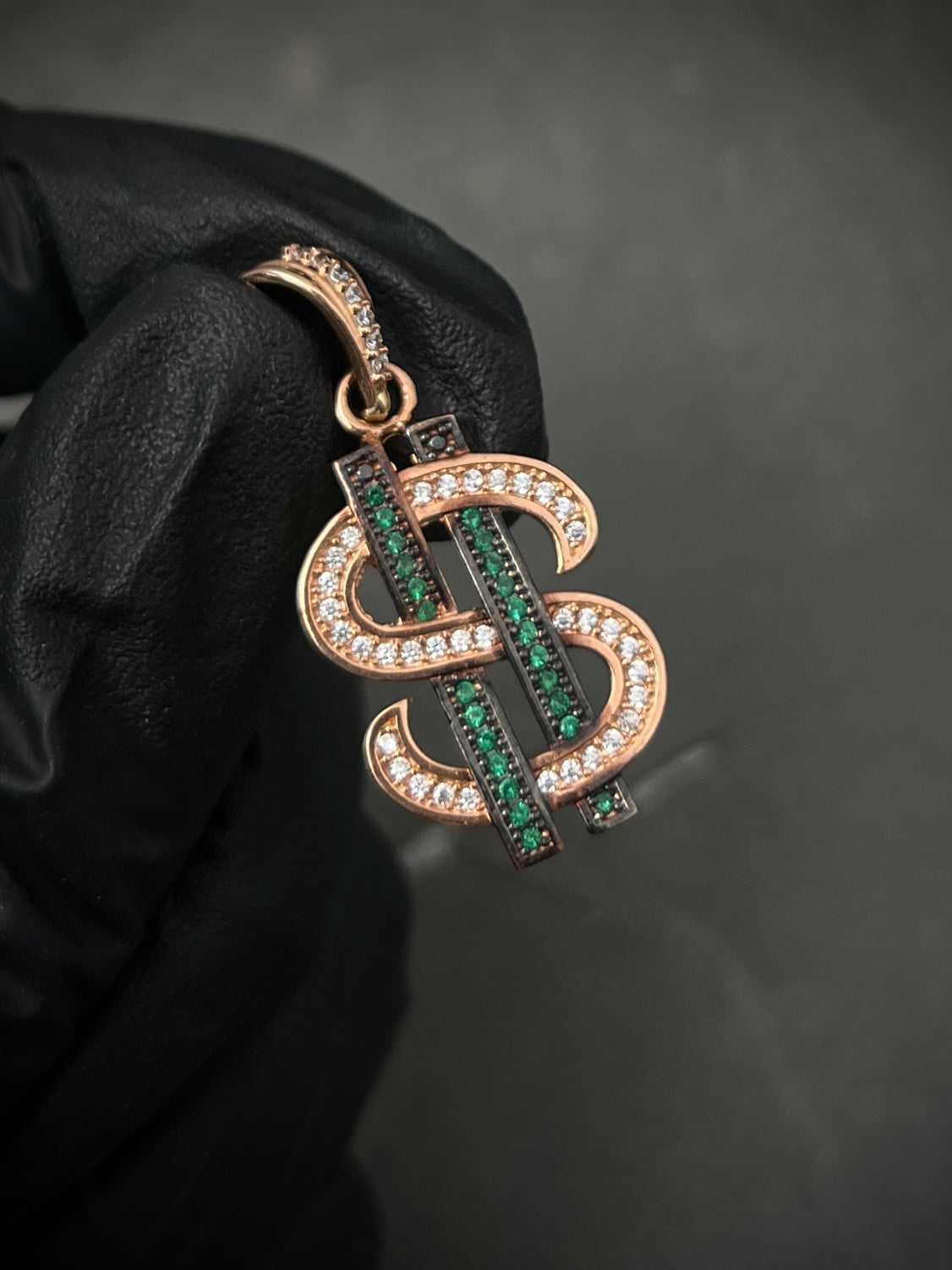 Dije Signo Peso Con Swarovski Verde Y Blanco 3.9gr / Largo 3.2cm / Oro Rosado Nac M