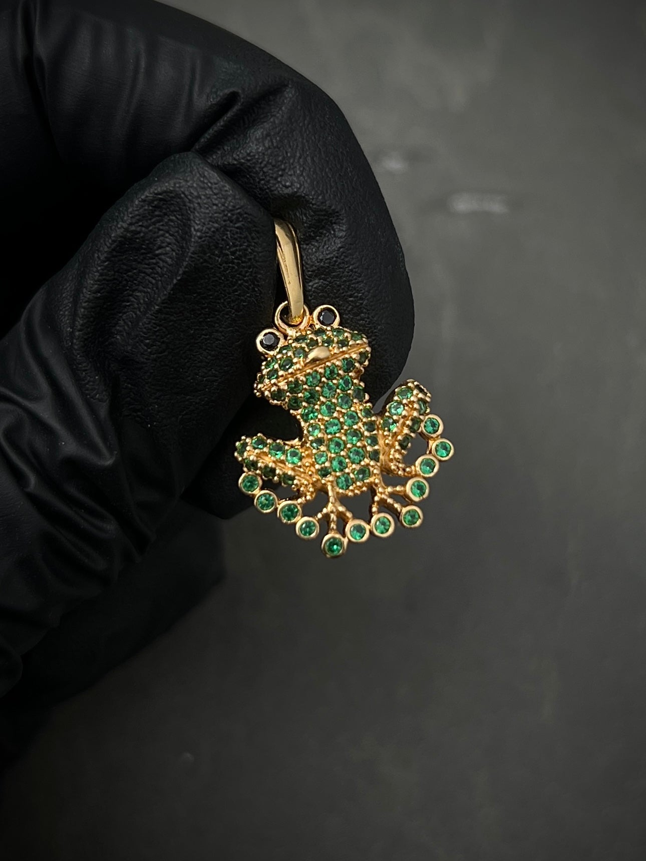 Dije Rana Con Swarovski Verde 2.75gr / Largo 2.6cm / Oro Amarillo Nac M