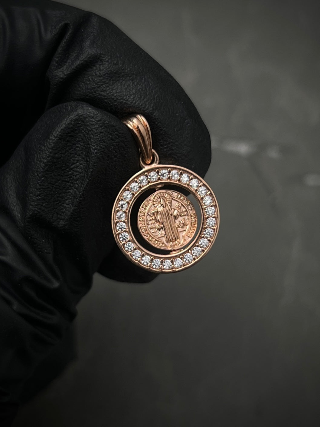 Dije San Benito Giratorio Con Swarovski Blanco 1.9gr / Largo 2.1cm / Oro Rosado Nac M