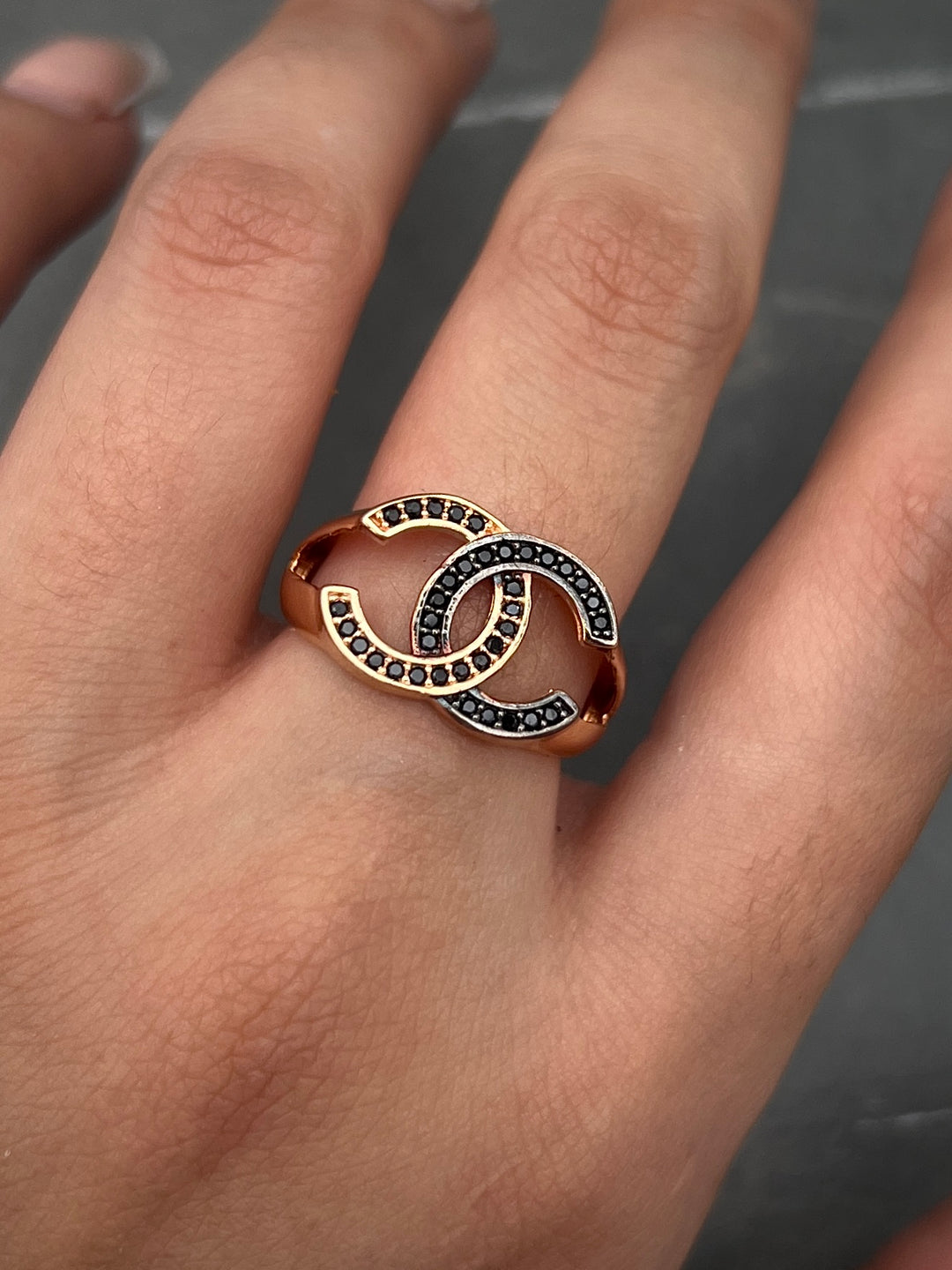 Anillo ch con swarovski negro 4gr / Talla 6 1/2 Oro Rosado — Oro Rosado