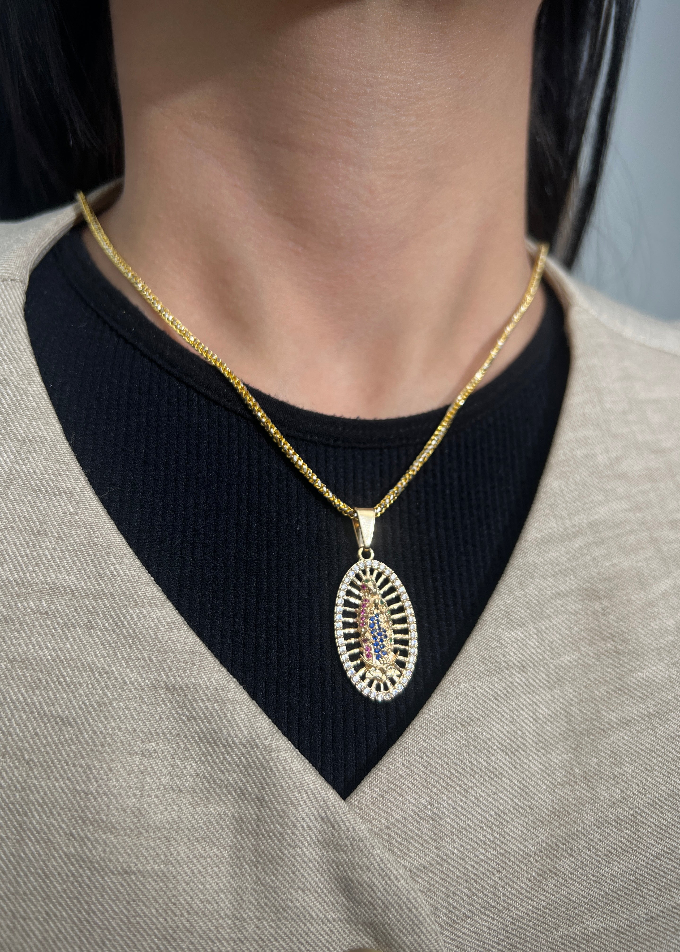 Dije virgen de guadalupe con swarovski multicolor 3.6gr / Largo 3.8cm / Oro Amarillo Nac P