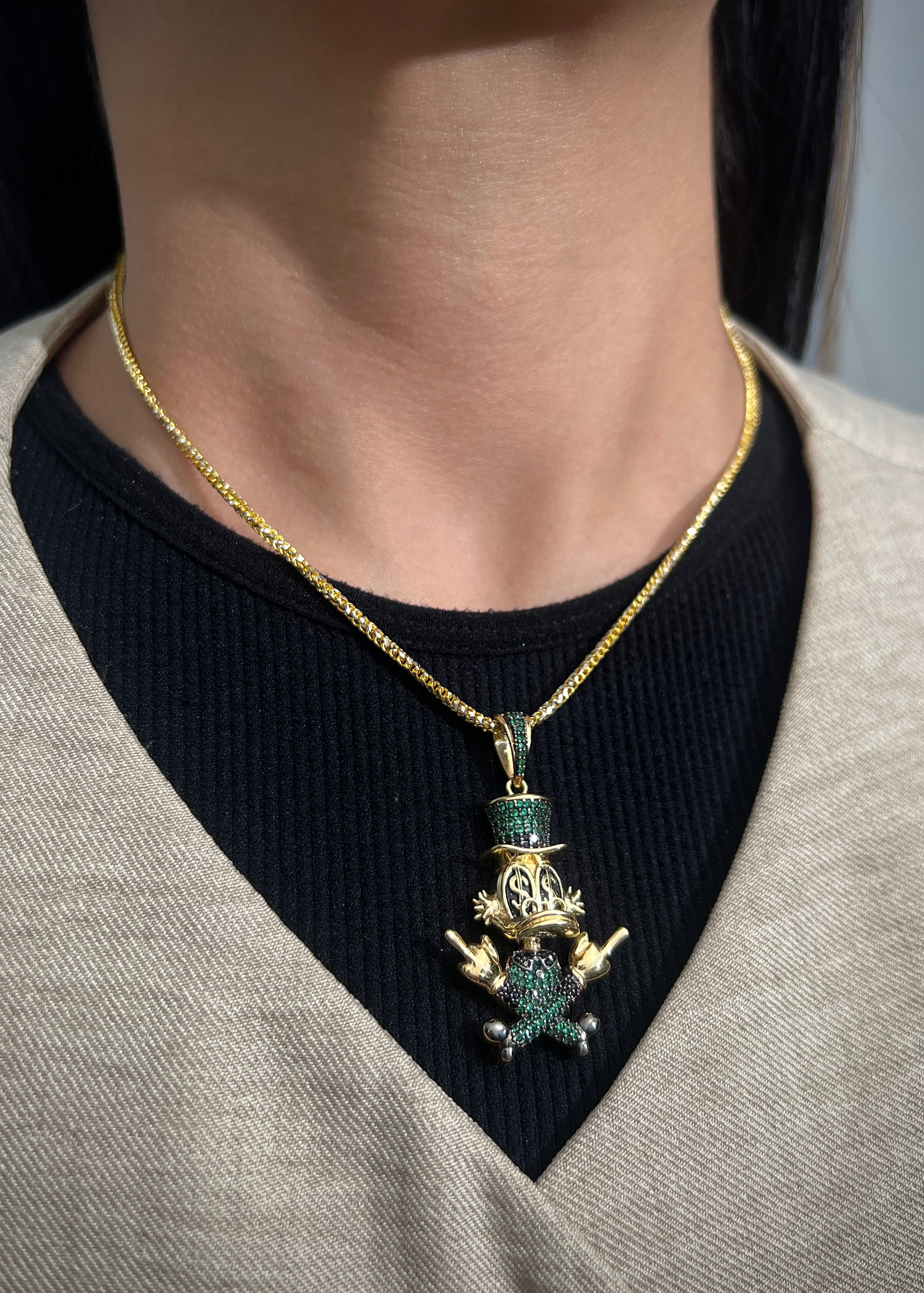 Dije tio Rico con swarovski negro y verde 11.2gr / Largo 4.7cm / Oro Amarillo Nac P