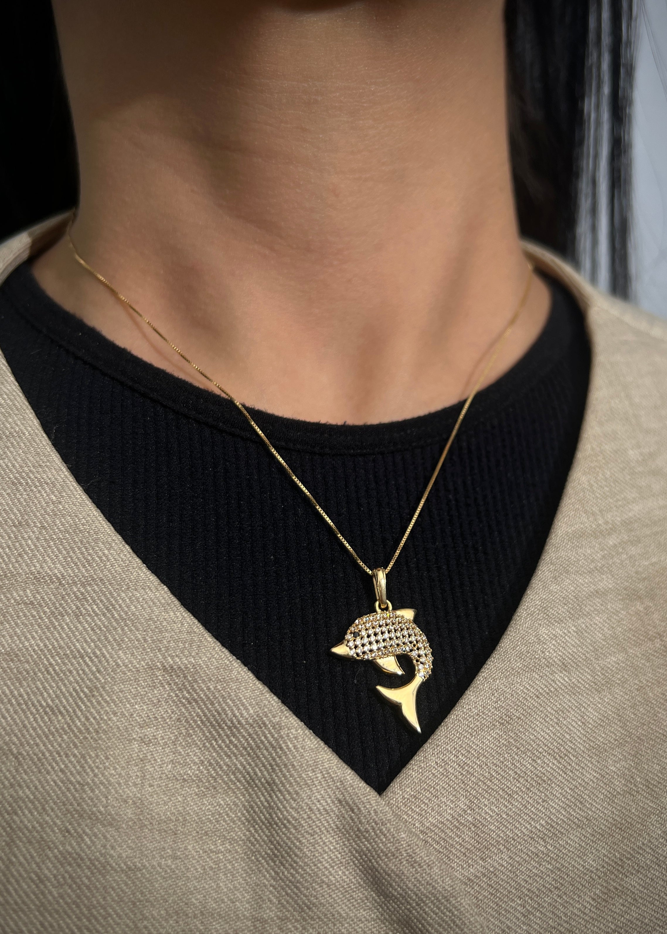 Dije delfin con swarovski negro y blanco 2.8gr / Largo 3.1cm / Oro Amarillo Nac P