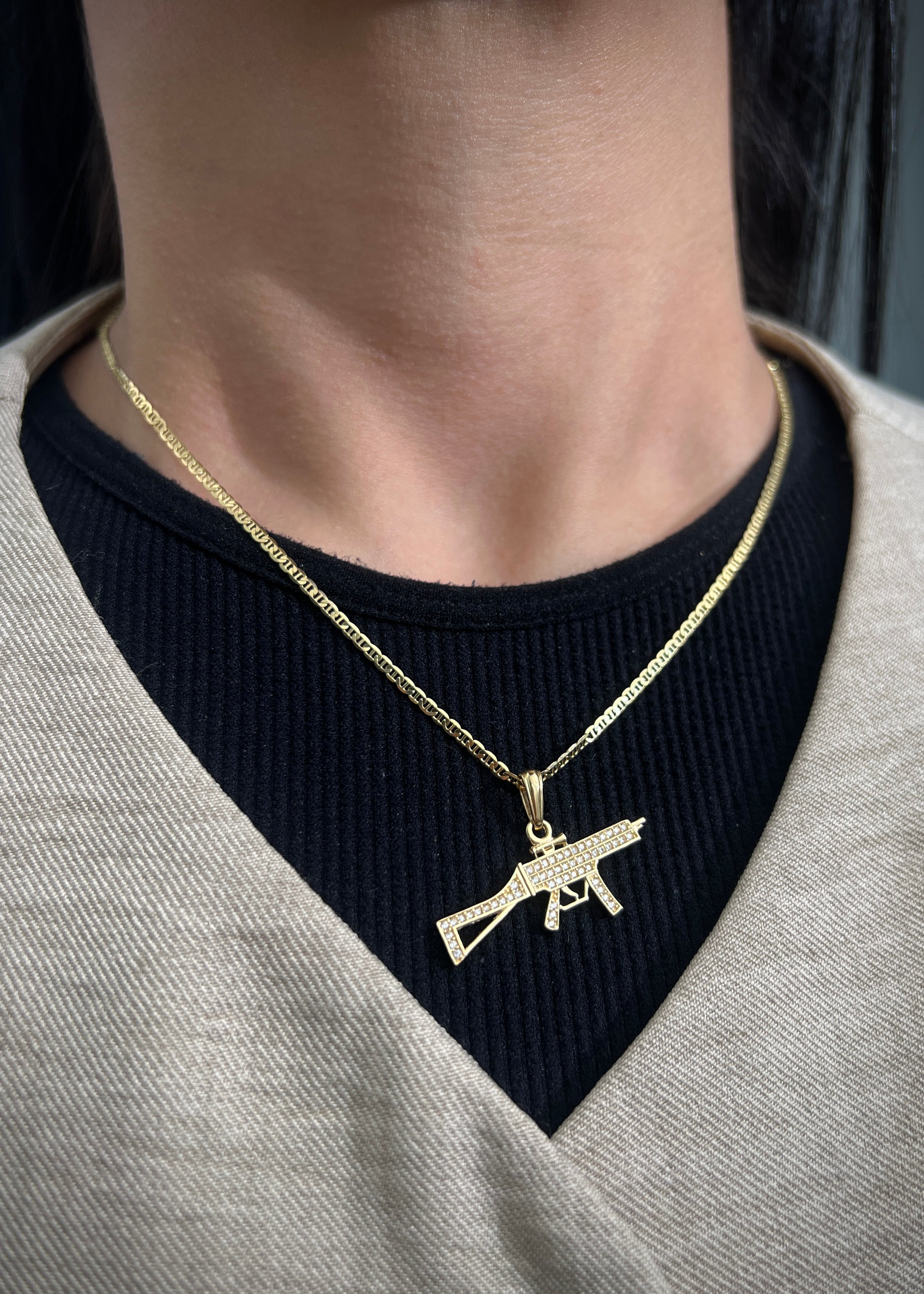 Dije fusil con swarovski blanco 2.45gr / Largo 2cm / Oro Amarillo Nac P