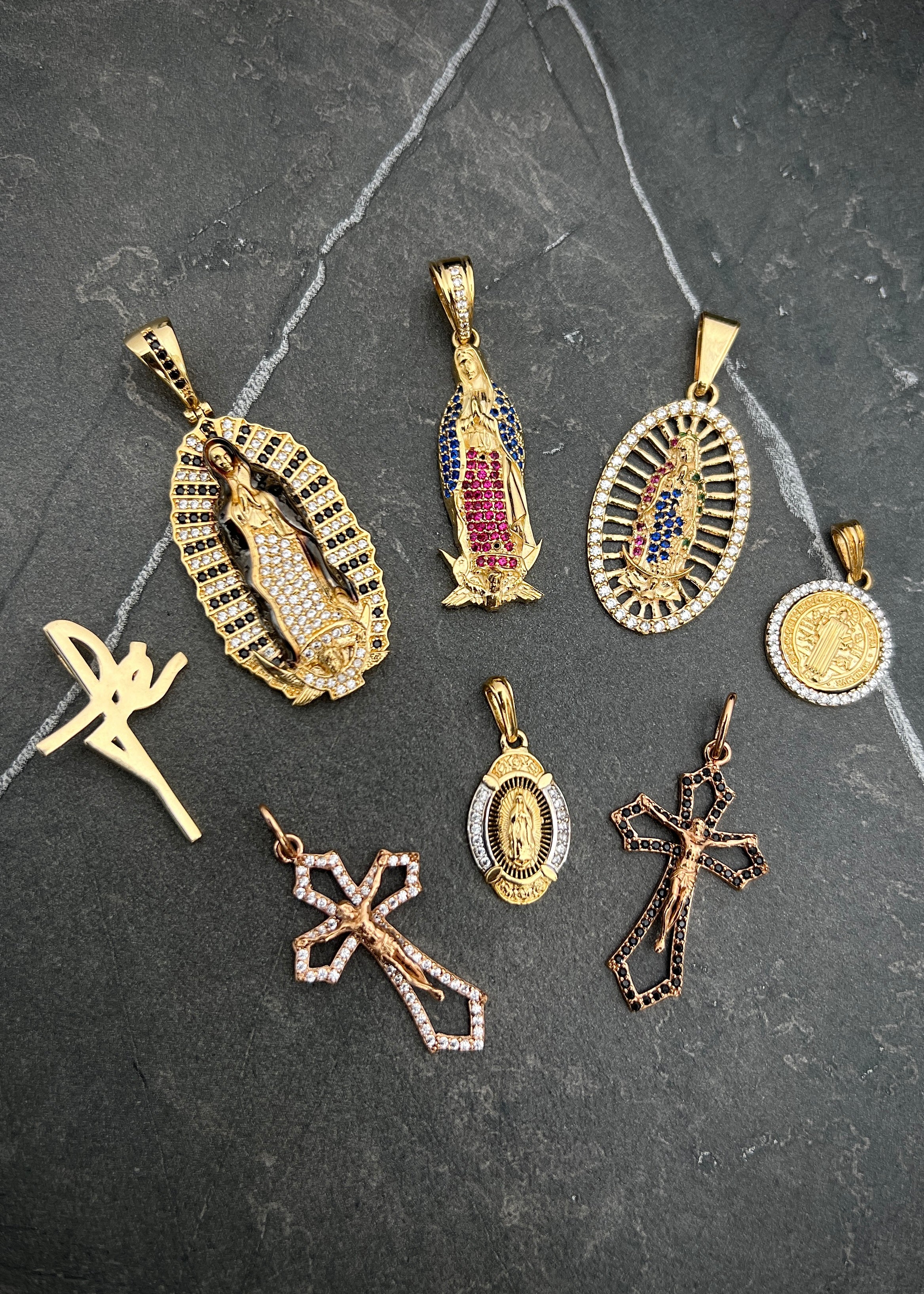 Dije virgen de guadalupe con swarovski negro y blanco 9.55gr / Largo 4.6cm / Oro Amarillo Nac P