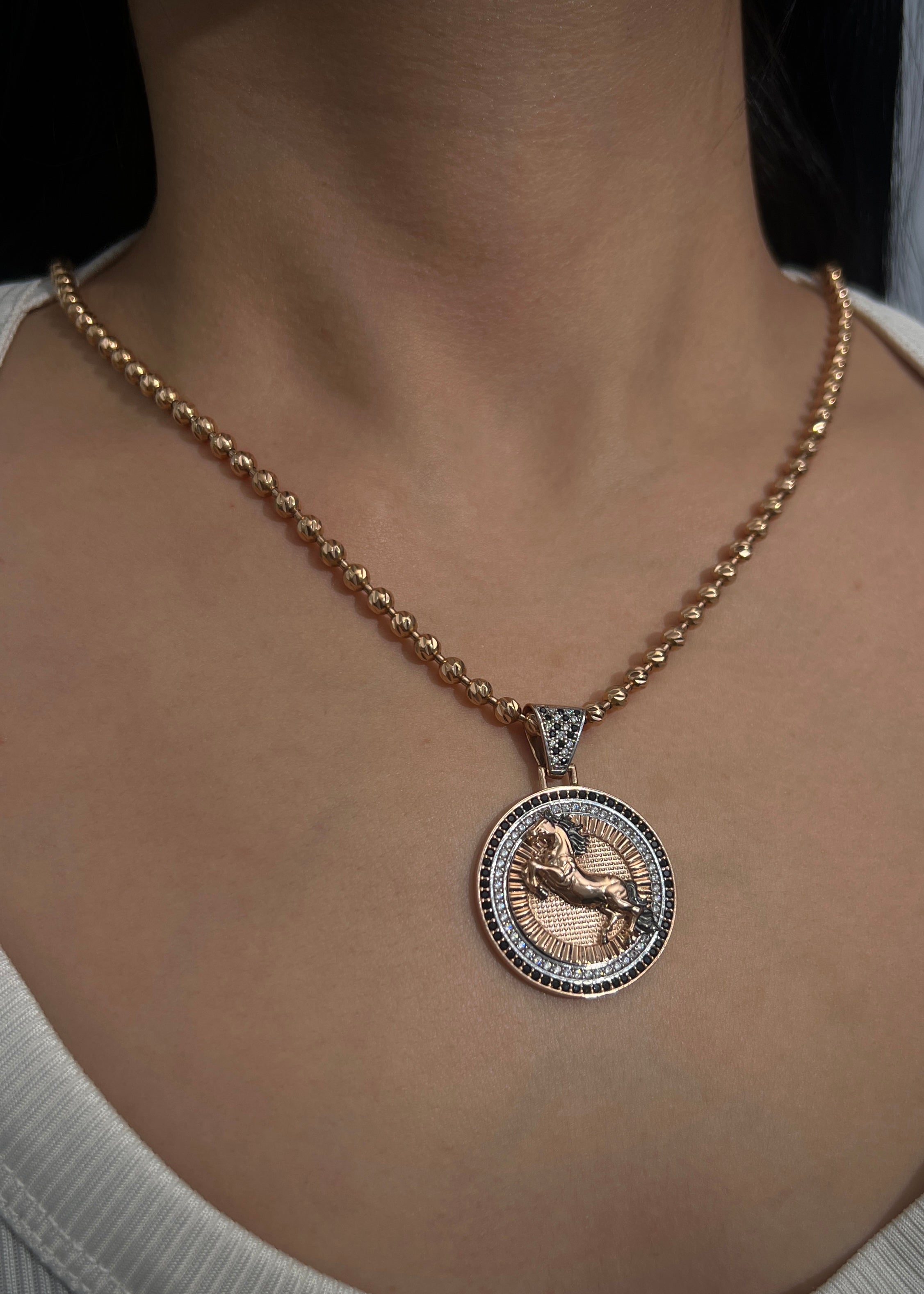 Dije  caballo con swarovski negro y blanco 10.55gr / Largo 4cm / Oro Rosado Nac P