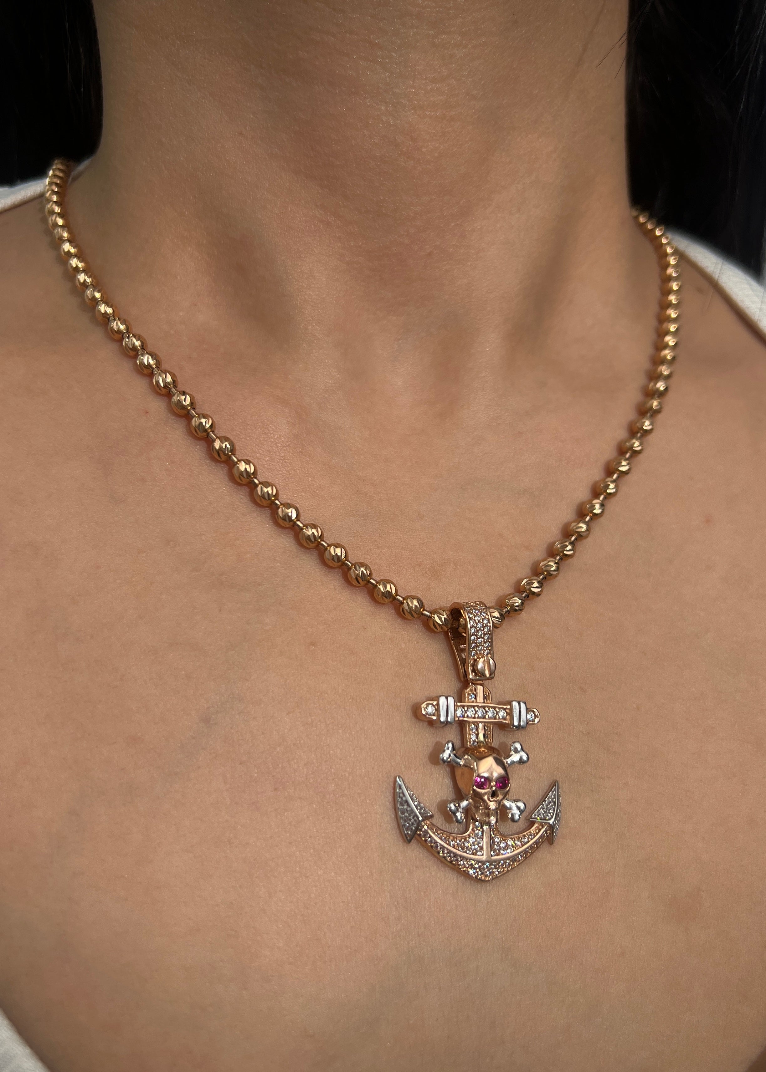 Dije ancla de calavera con swarovski blanco y fucsia 8.9gr / Largo 4.2cm / Dos Oros Nac P