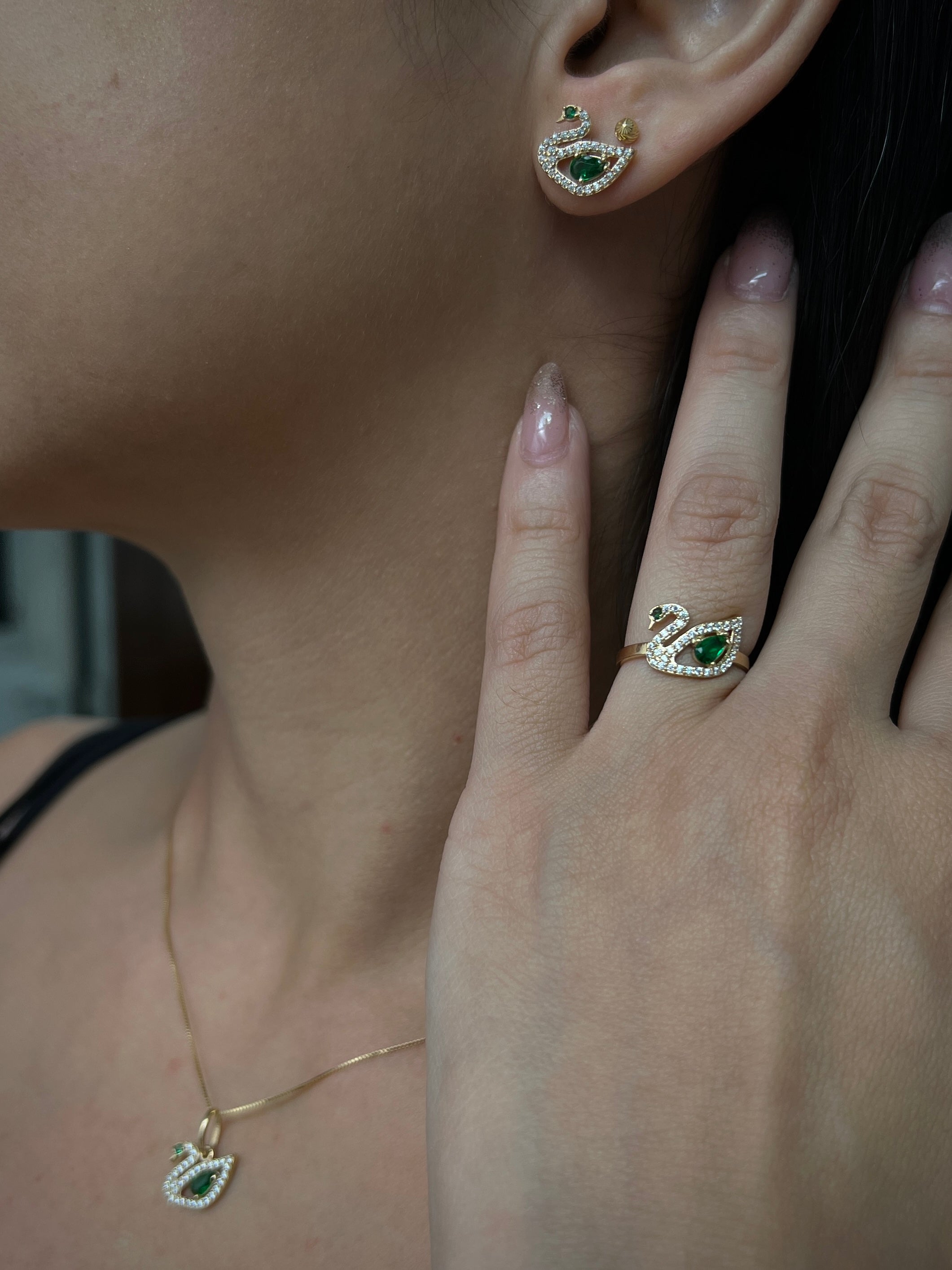 Dije Cisne Con Swarovski Verde Y Blanco 1.1gr / Largo 1.5cm / Oro Amarillo Nac M