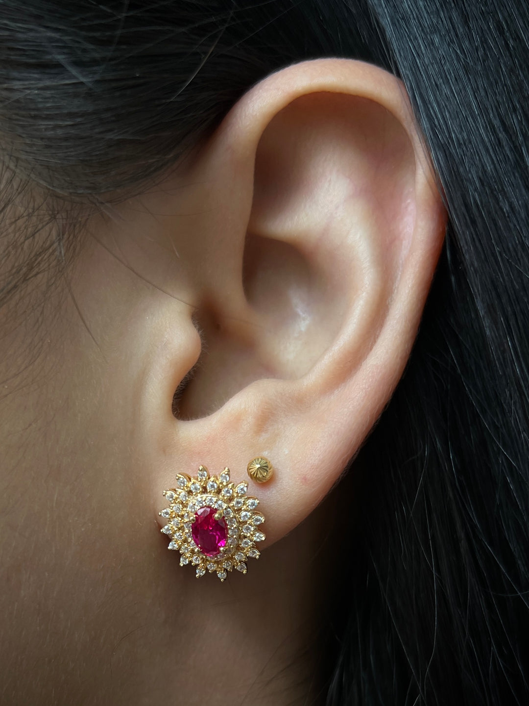 Topos Ovalado Con Swarovski Central Fucsia Y Laterales Blancos 4.35gr / Largo 1.4cm — Oro Amarillo