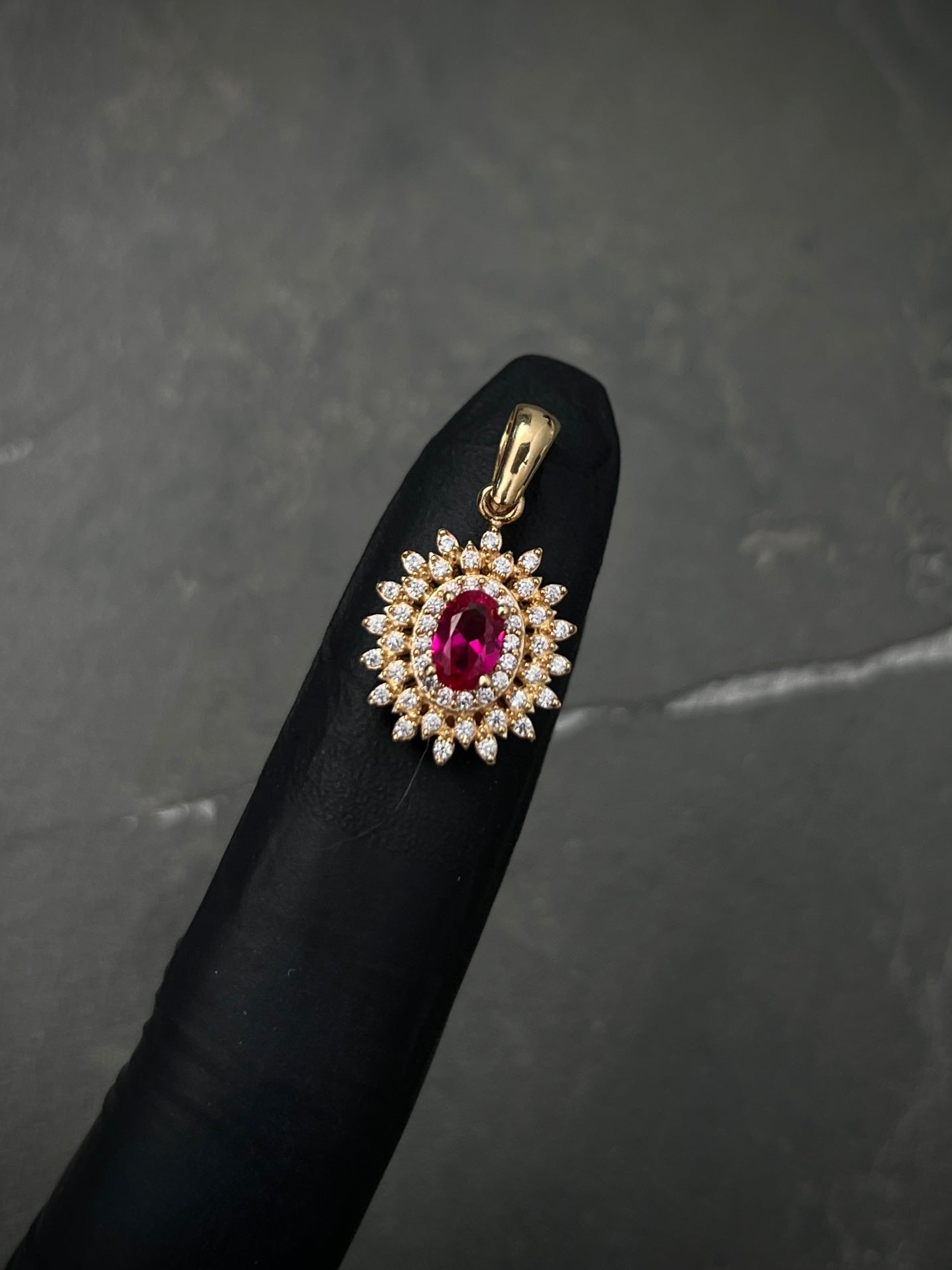 Dije Ovalado Con Swarovski Central Fucsia Y Laterales Blancos 2.45gr / Largo 2.2cm / Oro Amarillo Nac M