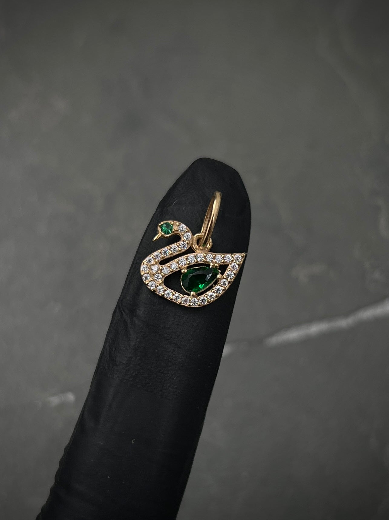 Dije Cisne Con Swarovski Verde Y Blanco 1.1gr / Largo 1.5cm / Oro Amarillo Nac M