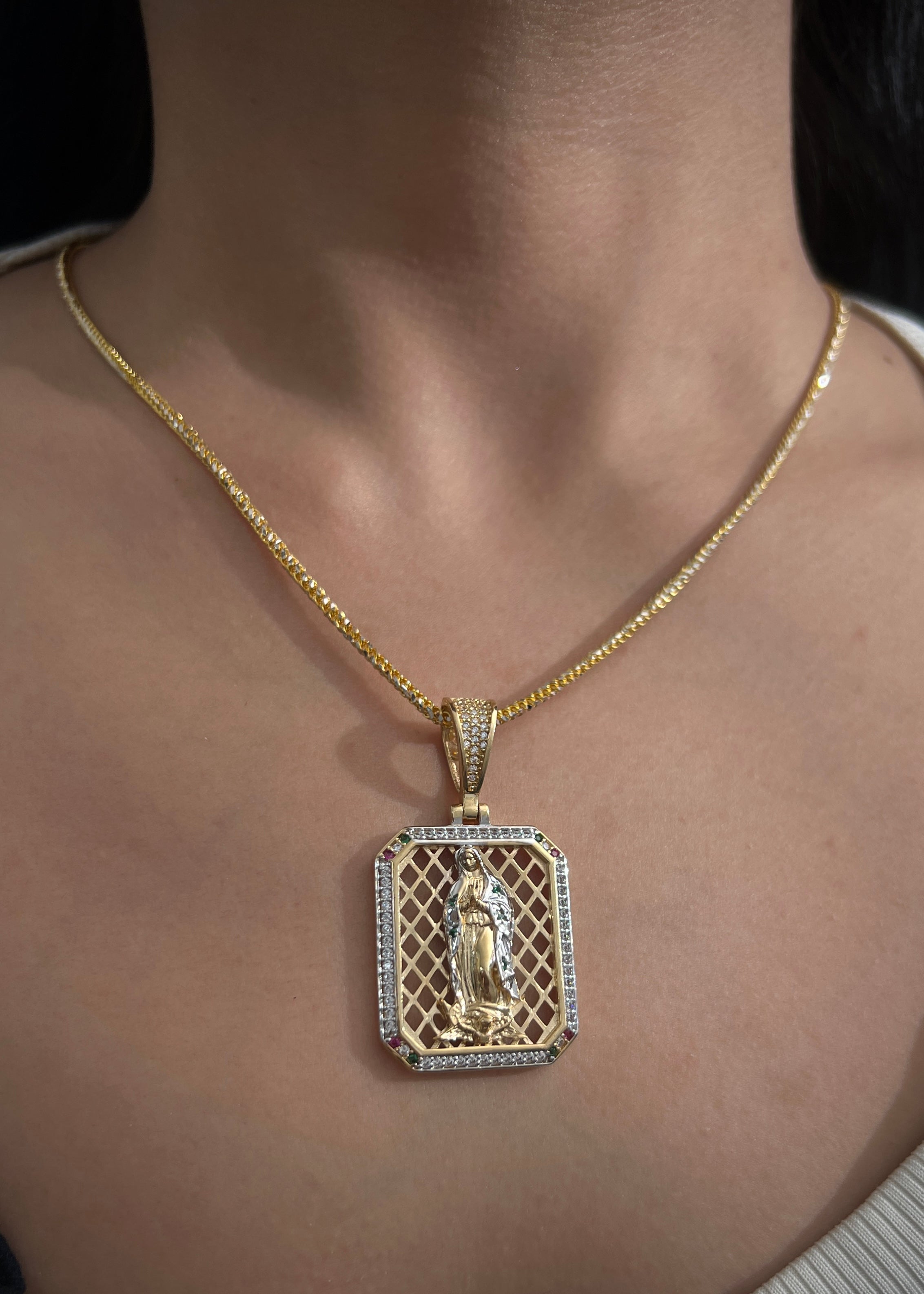 Dije placa virgen de guadalupe con swarovski multicolor 10.7gr / Largo 4.7cm / Oro Amarillo Nac M