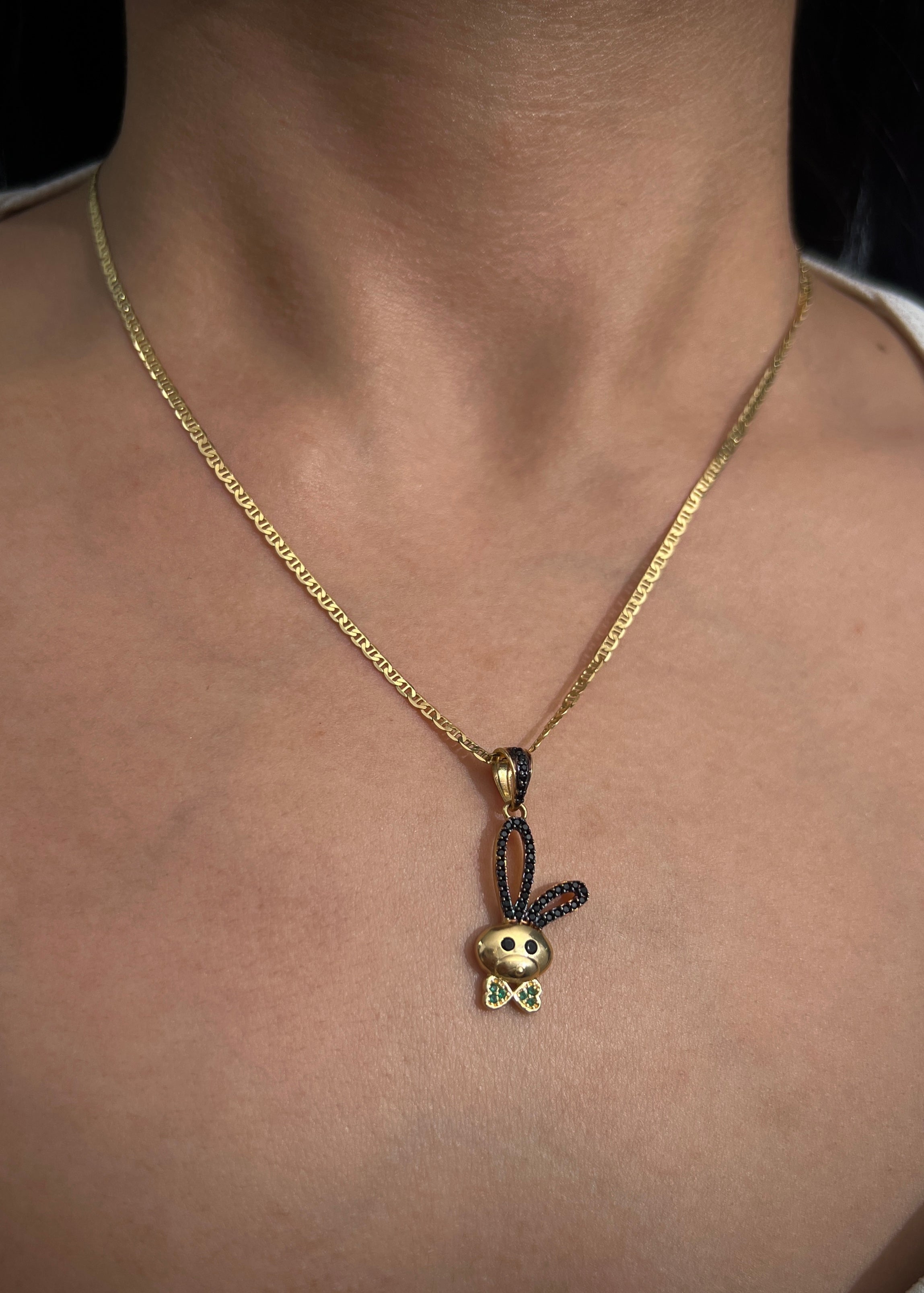 Dije conejo con swarovski negro y verde 2.35gr / Largo 3.1cm / Oro Amarillo Nac M