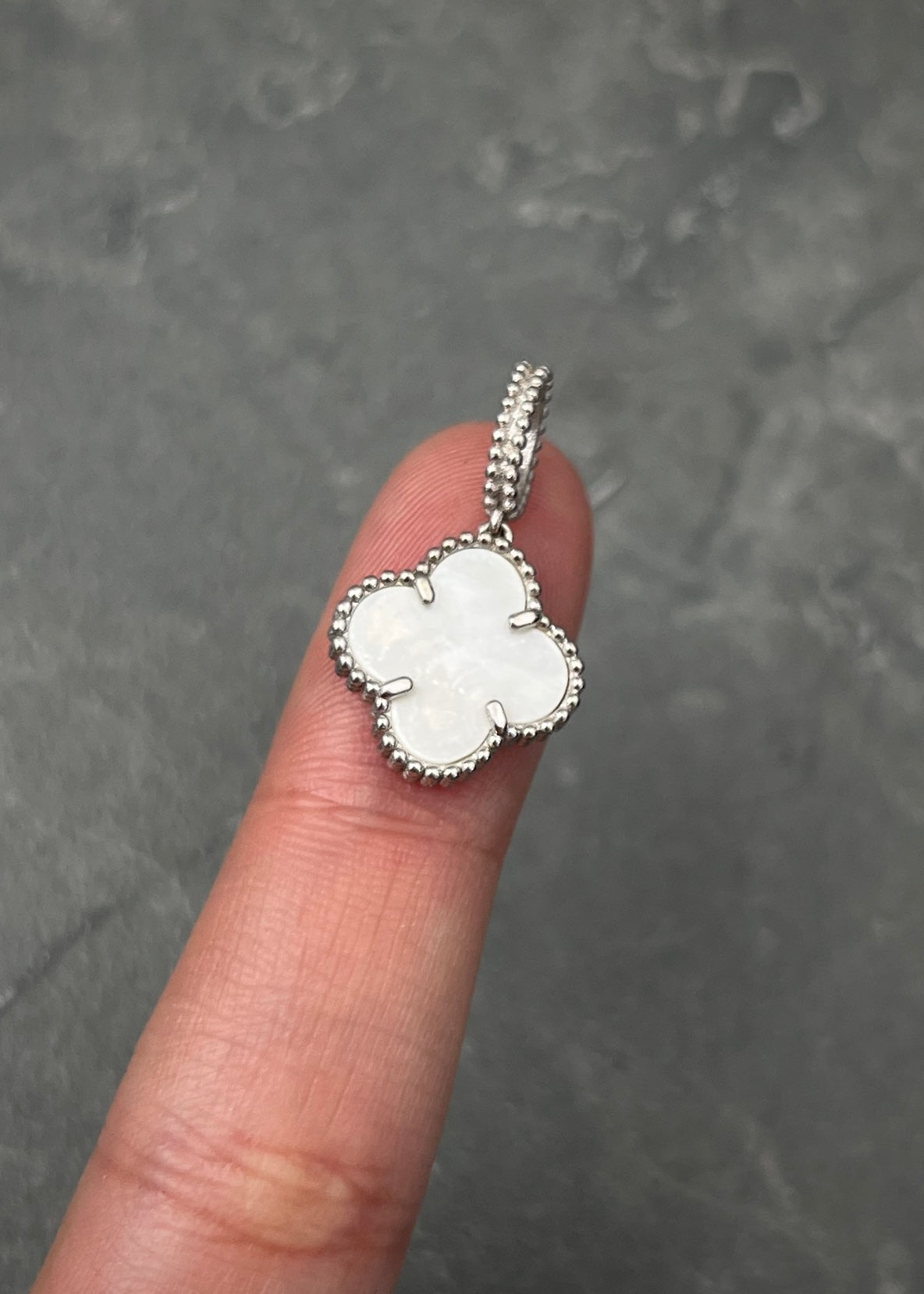 Dije lucky clover piedra blanca 2gr / Largo 2.3cm / Oro Blanco Nac B