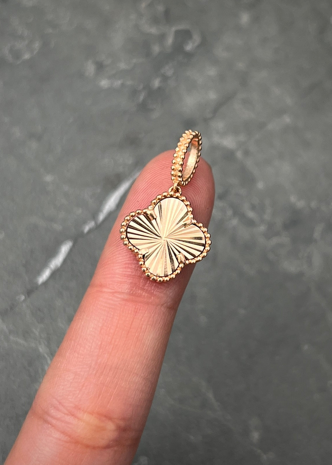 Dije lucky clover diamantado 2.55gr / Largo 2.3cm / Oro Rosado Nac B