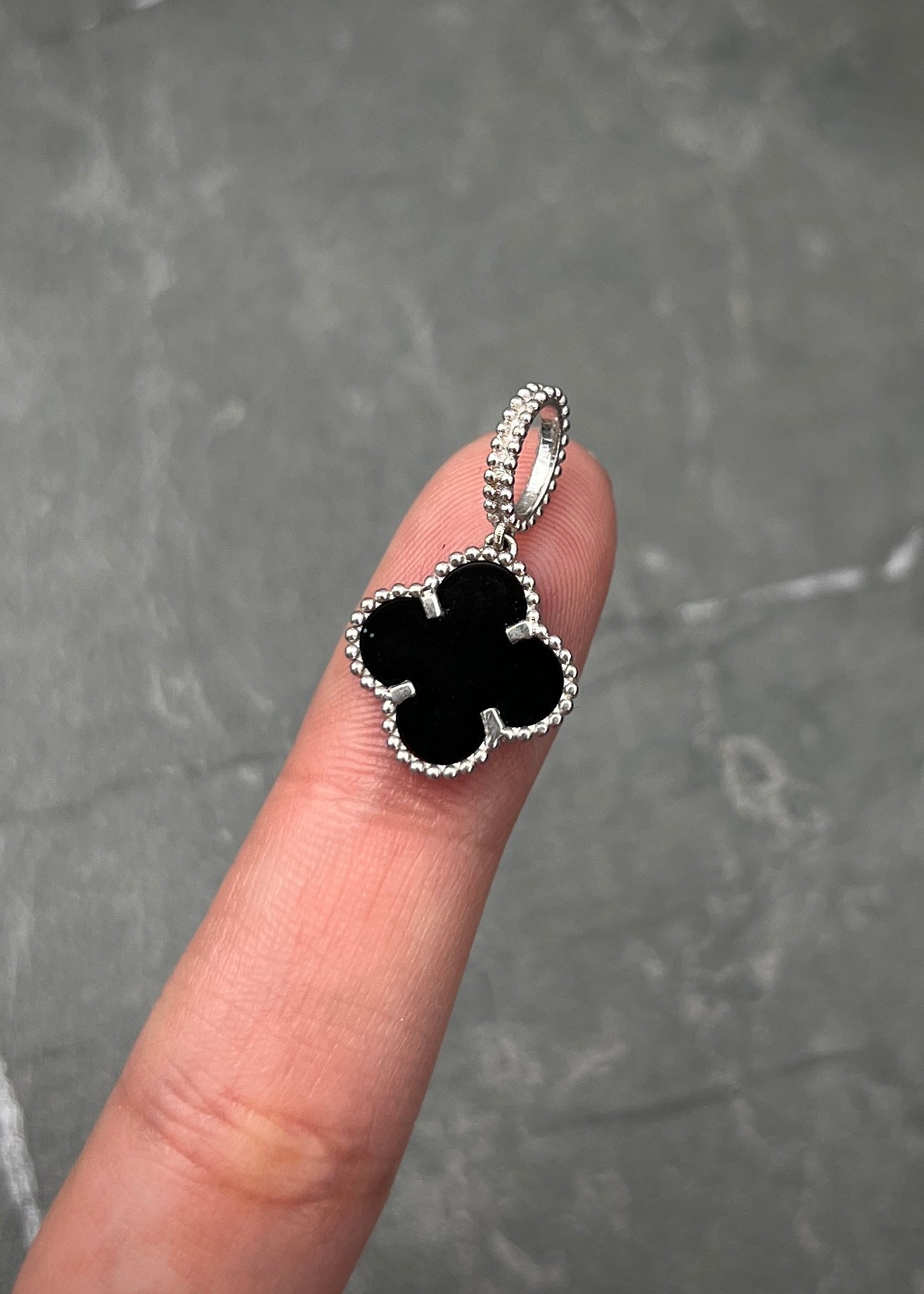 Dije lucky clover piedra negra 1.95gr / Largo 2.3cm / Oro Blanco Nac B