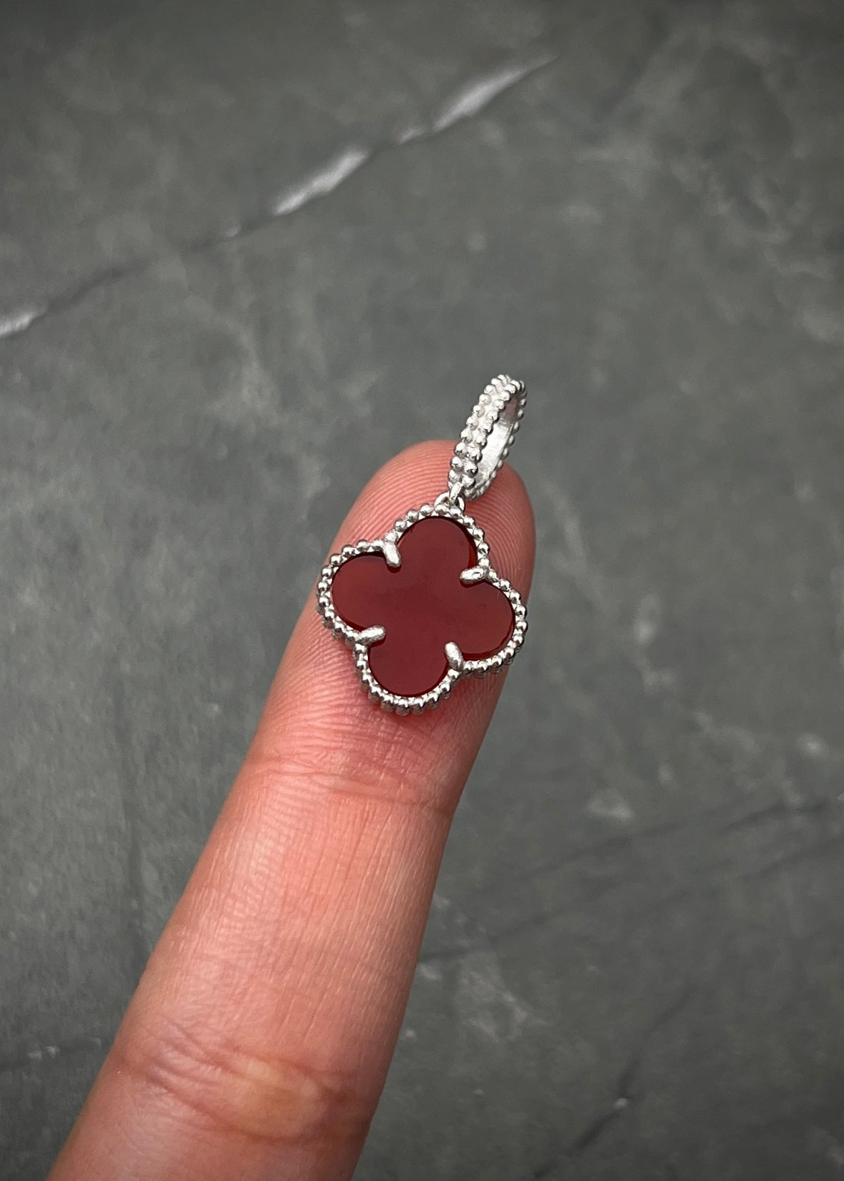 Dije lucky clover piedra roja 2gr / Largo 2.3cm / Oro Blanco Nac B