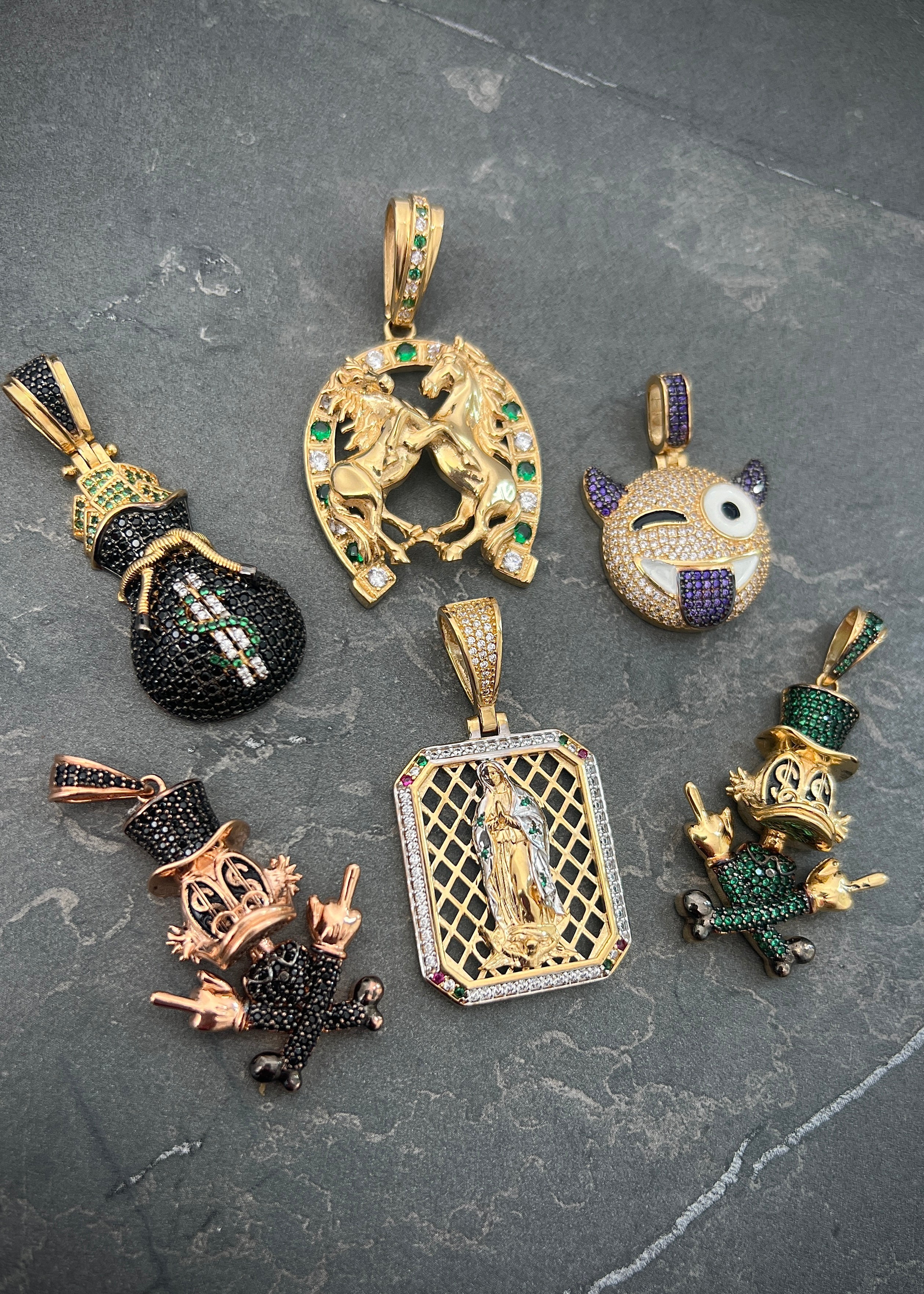 Dije herradura y caballos con swarovski blanco y verde 13.15gr / Largo 5.2cm / Oro Amarillo Nac M