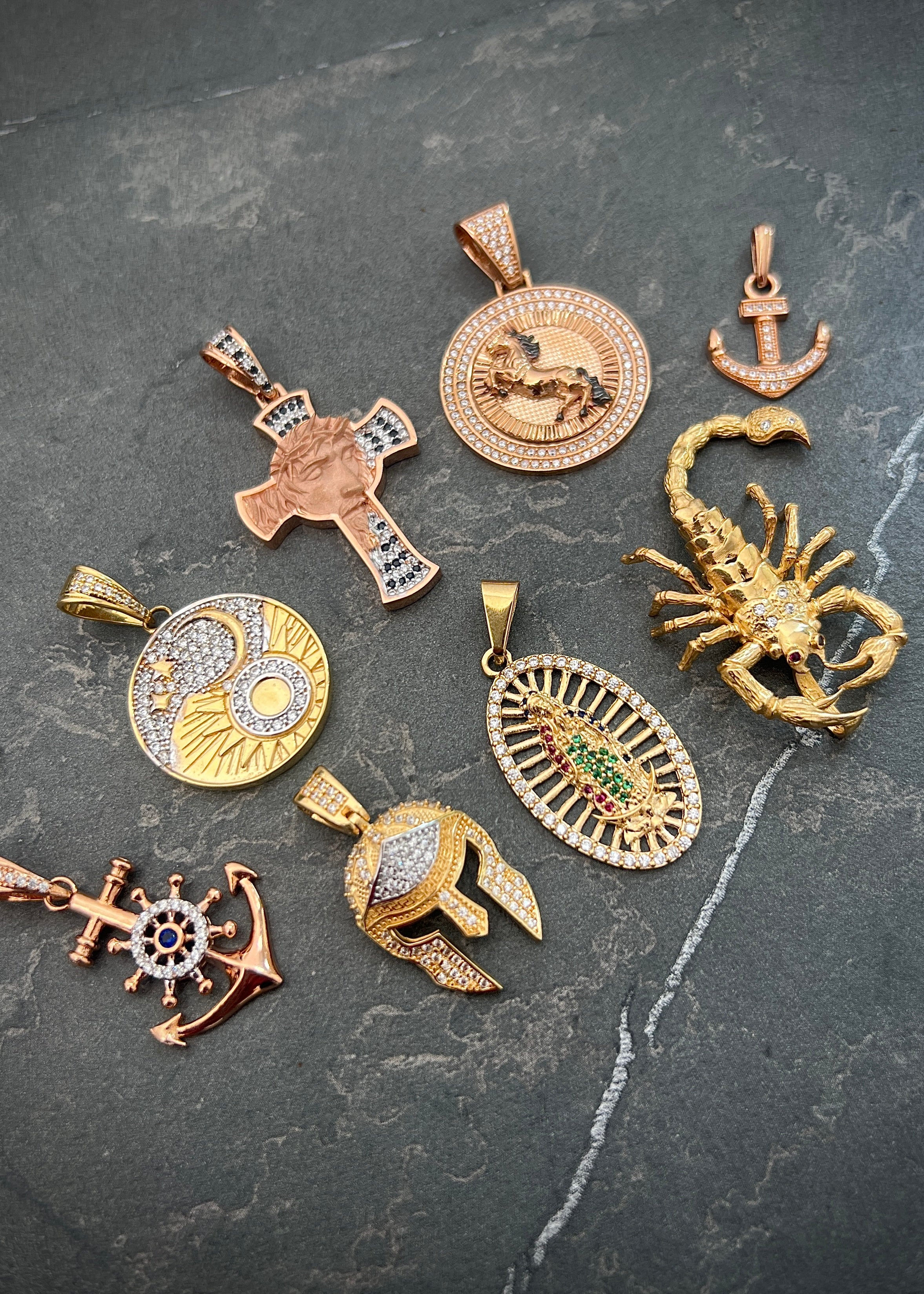 Dije ancla con swarovski azul y blanco 4.05gr / Largo 4.3cm / Oro Rosado Nac M