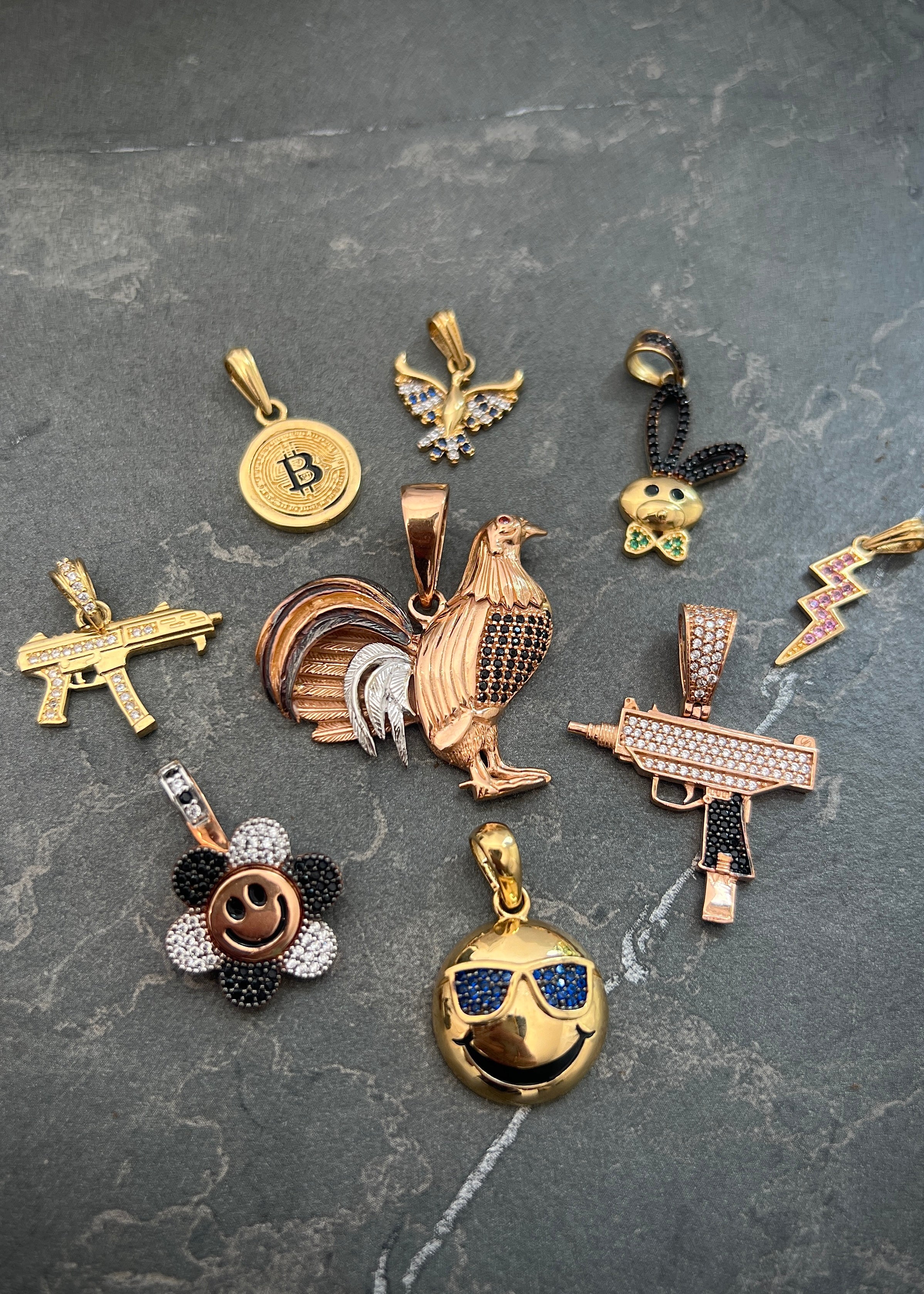 Dije mini uzi swarovski negro y blanco 3.85gr / Largo 3.4cm / Oro Rosado Nac M