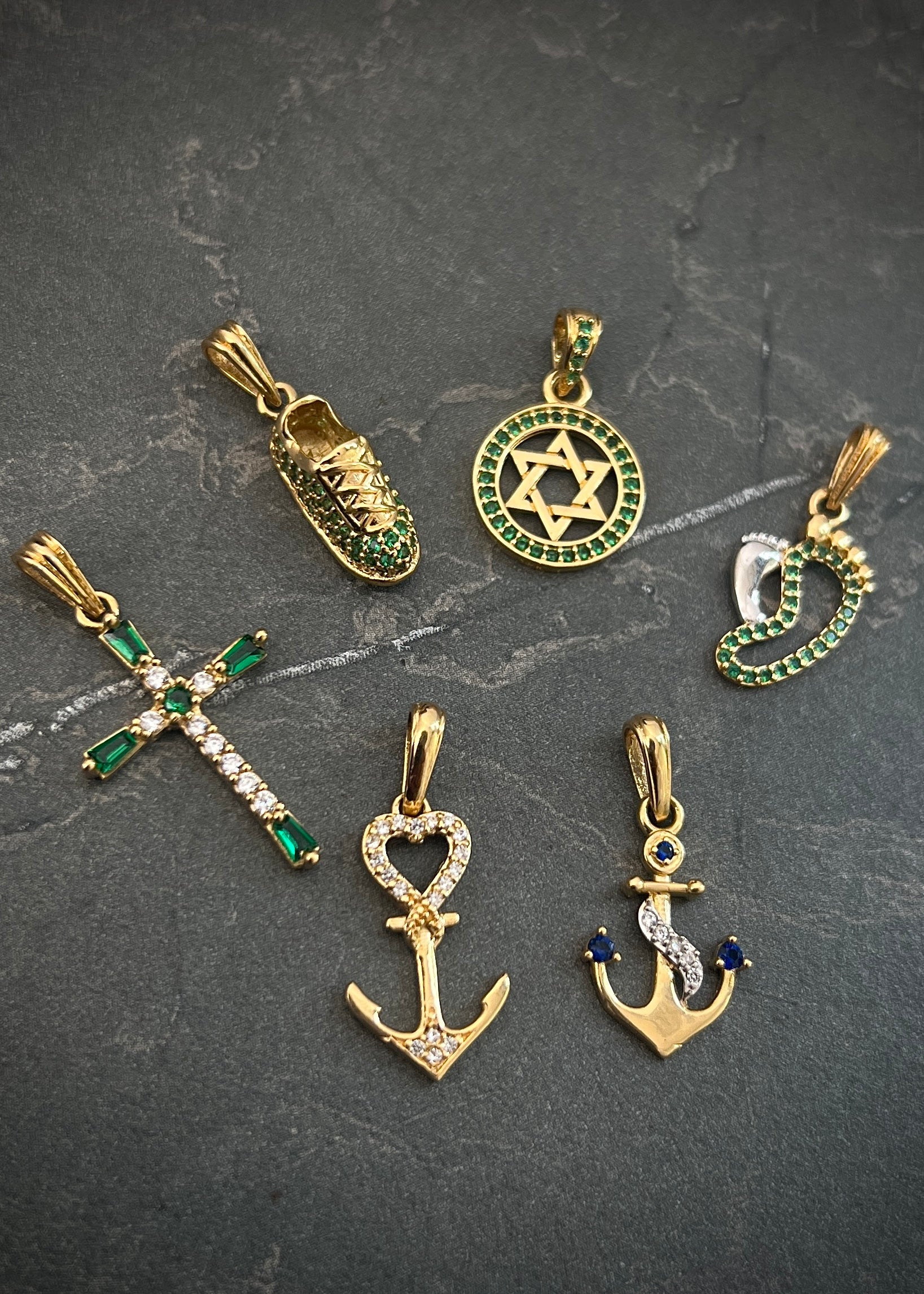 Dije pies con swarovski verde 1.05gr / Largo 2.2cm / Oro Amarillo Nac M