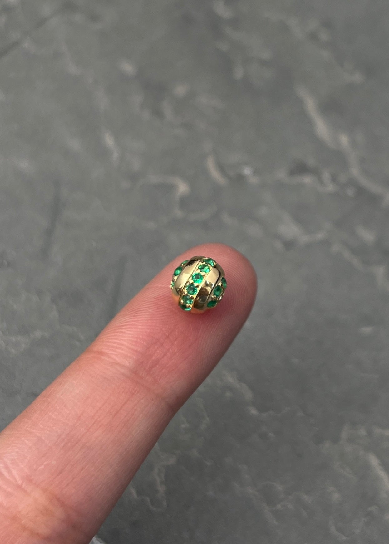 Herraje con 35pts de esmeralda 1.4gr / Largo 0,6cm / Oro Amarillo Nac (Joya) B