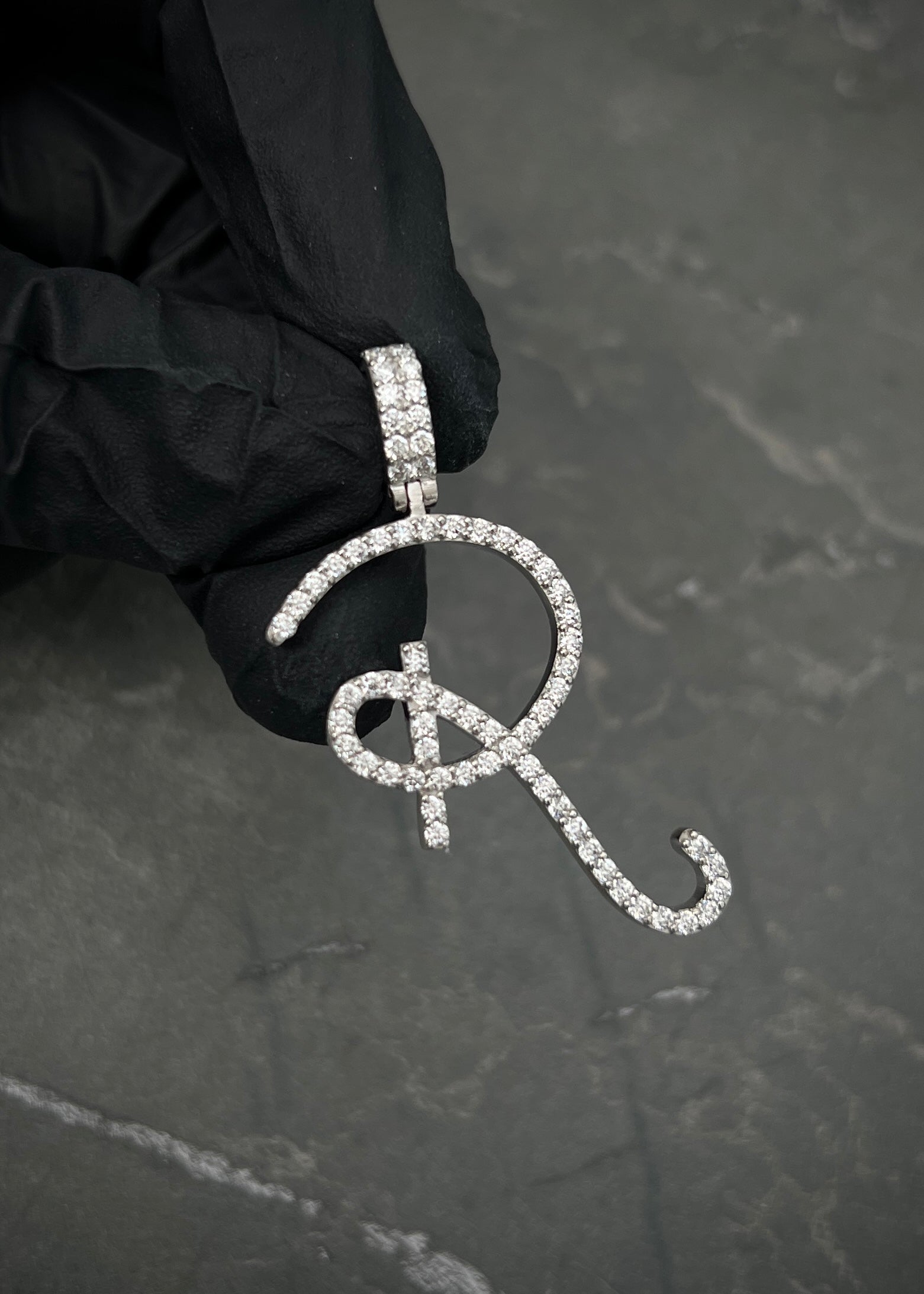 Dije letra R con 117pts de diamantes 5.4gr / Largo 4cm / Oro Blanco Nac (Joya) M