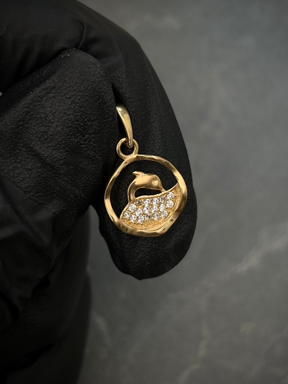 Dije Medalla De Delfin Con Swarovski Blanco 1.1gr / Largo 2.0cm / Oro Amarillo Nac M