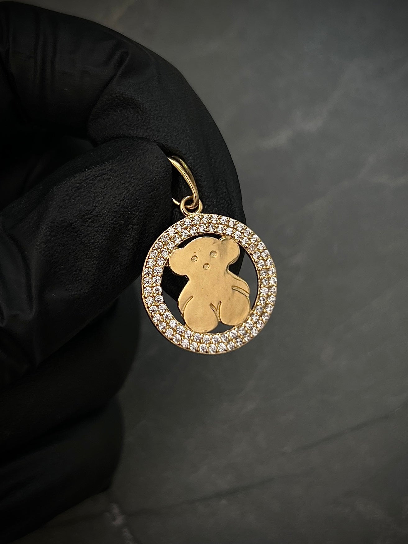 Dije Medalla De OSo TH COn Swarovski blanco 2.6gr / Largo 2.5cm / Oro Amarillo Nac M