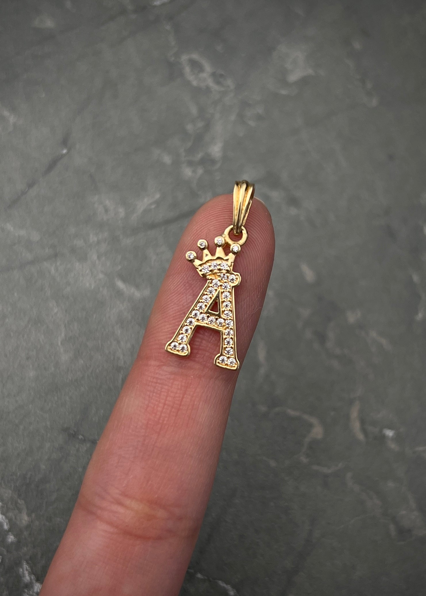 Dije letra A con swarovski blanco 1.4gr / Largo 2.4cm / Oro Amarillo Nac P