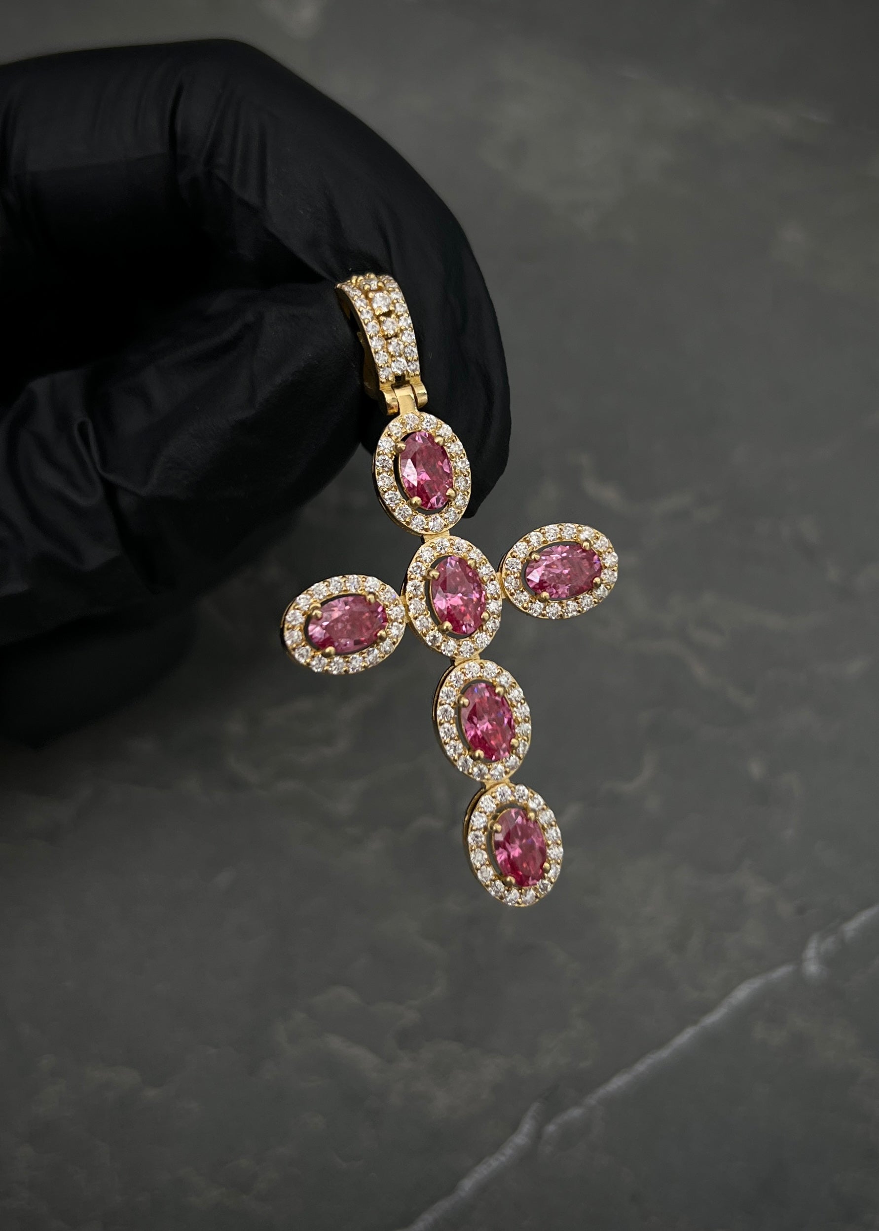 Dije cruz con 322pts de moissanita central y 102pts laterales 6.75gr / Largo 5cm / Oro Amarillo (Joya) B