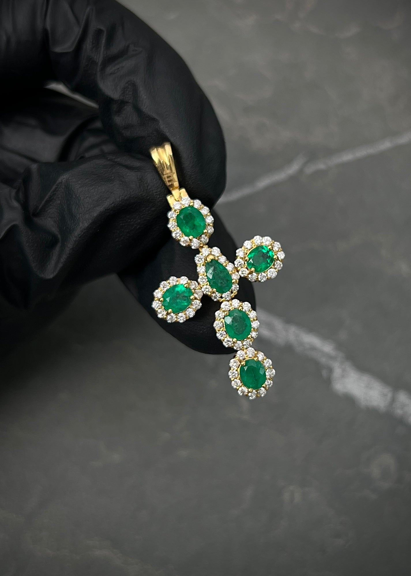 Dije cruz con 142pts de esmeralda y 74pts de diamante blanco 5.65gr / Largo 3.8cm / Oro Amarillo (Joya) B