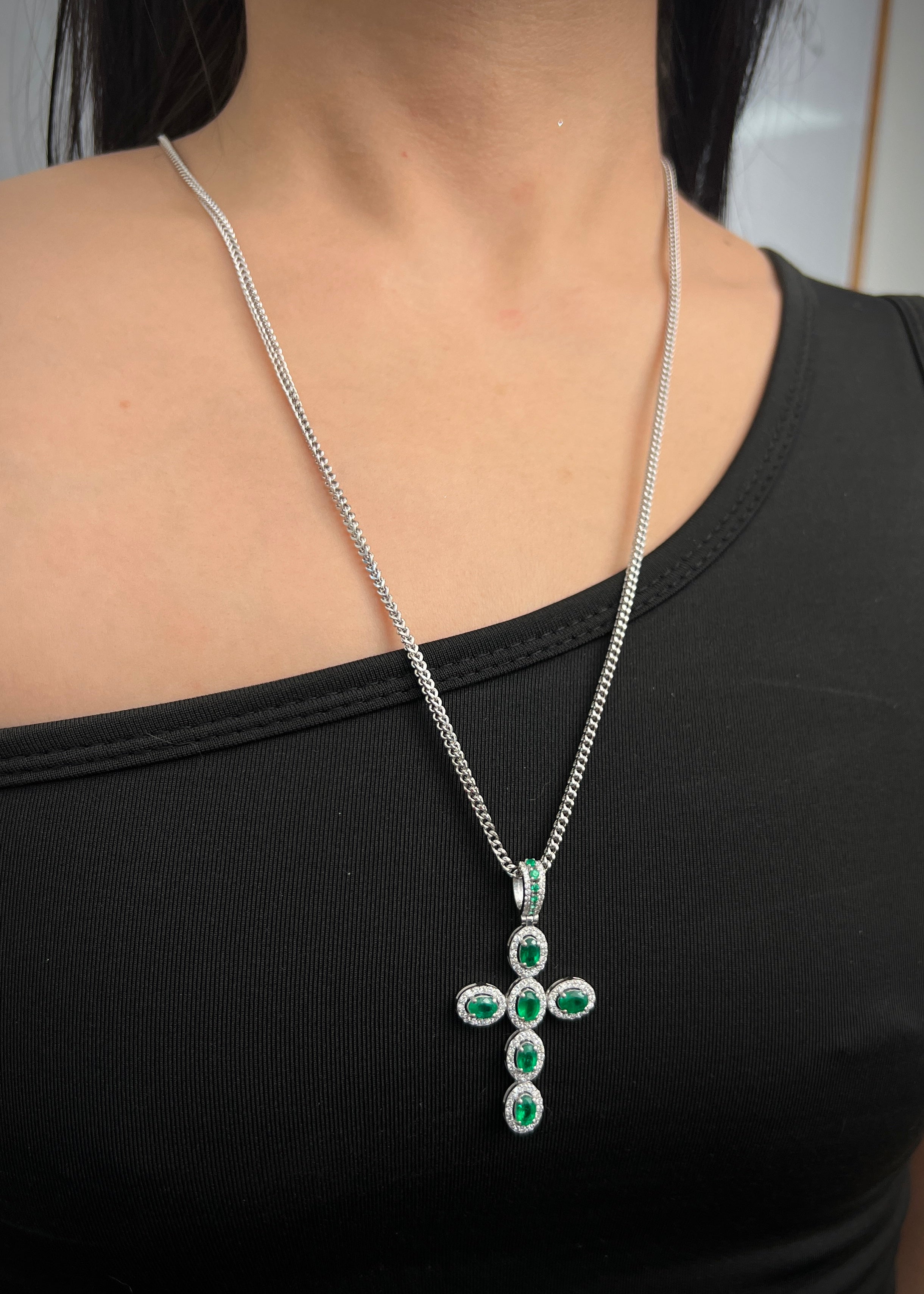 Dije cruz con 200pts de esmeralda y 200pts de diamante blanco 6.8gr / Largo 5cm / Oro Blanco (Joya) M