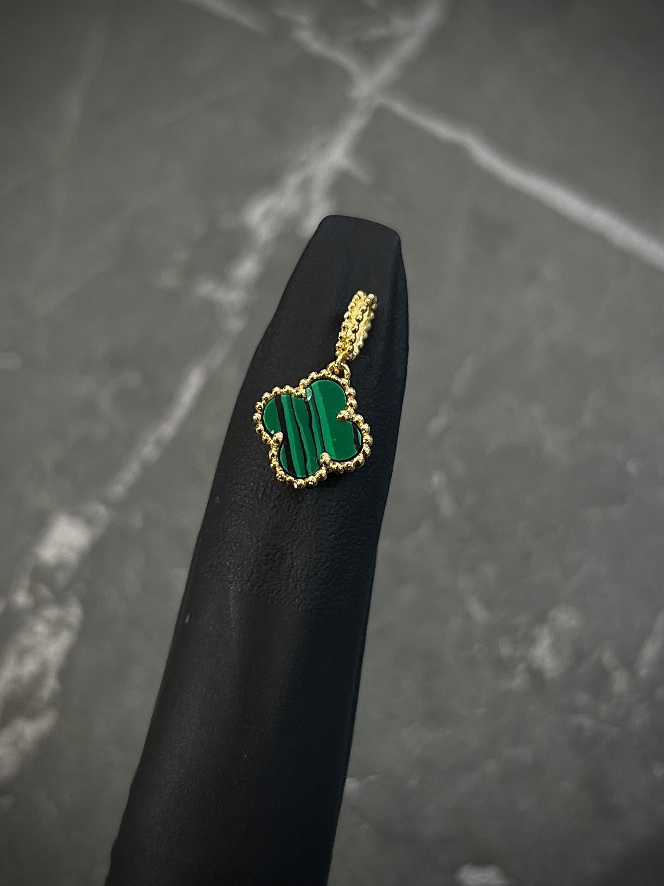 Dije lucky clover piedra verde 0.95gr / Largo 1.6cm / Oro Amarillo Nac B