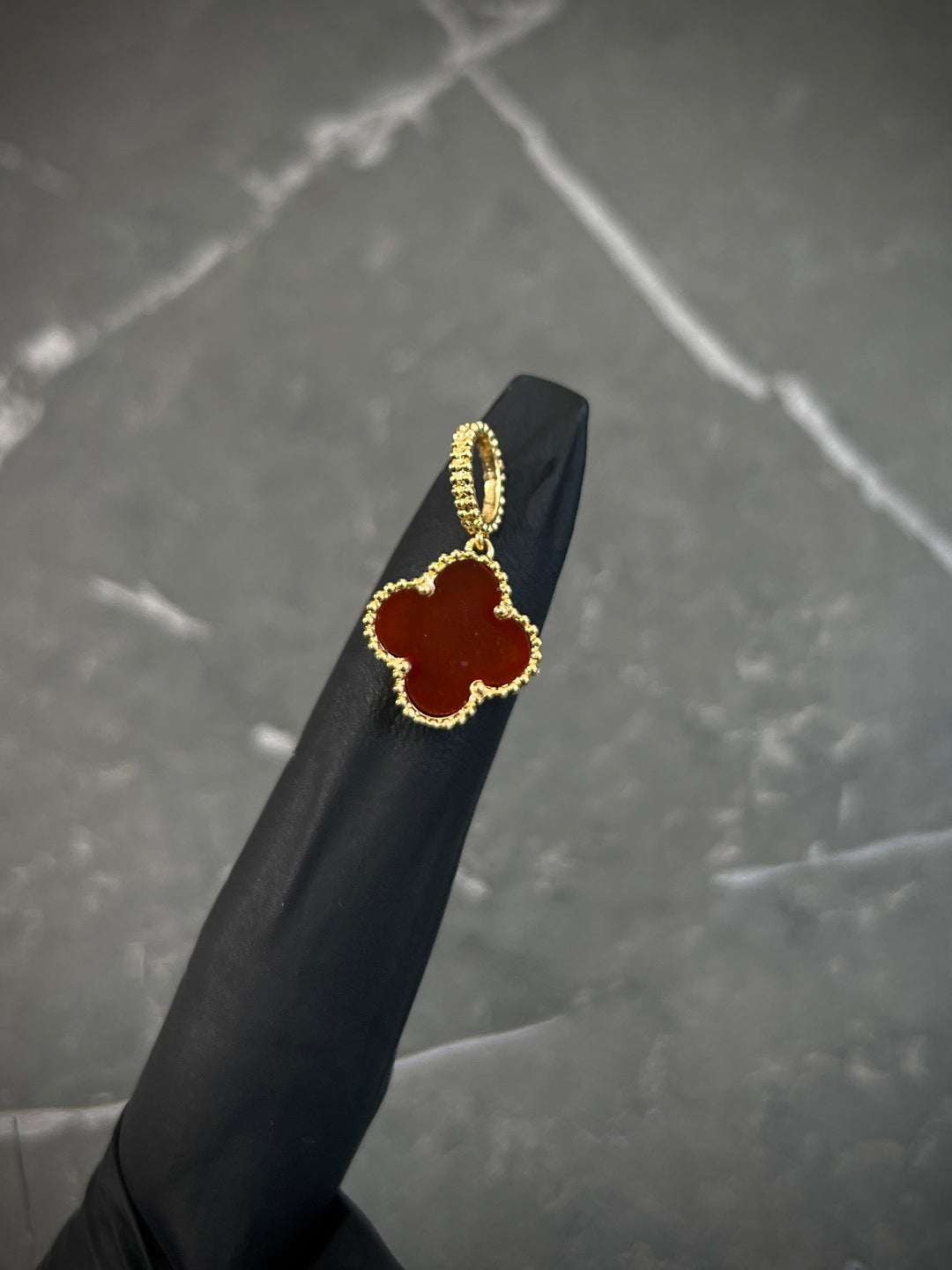 Dije De lucky clover piedra roja 1.9gr — Oro Amarillo