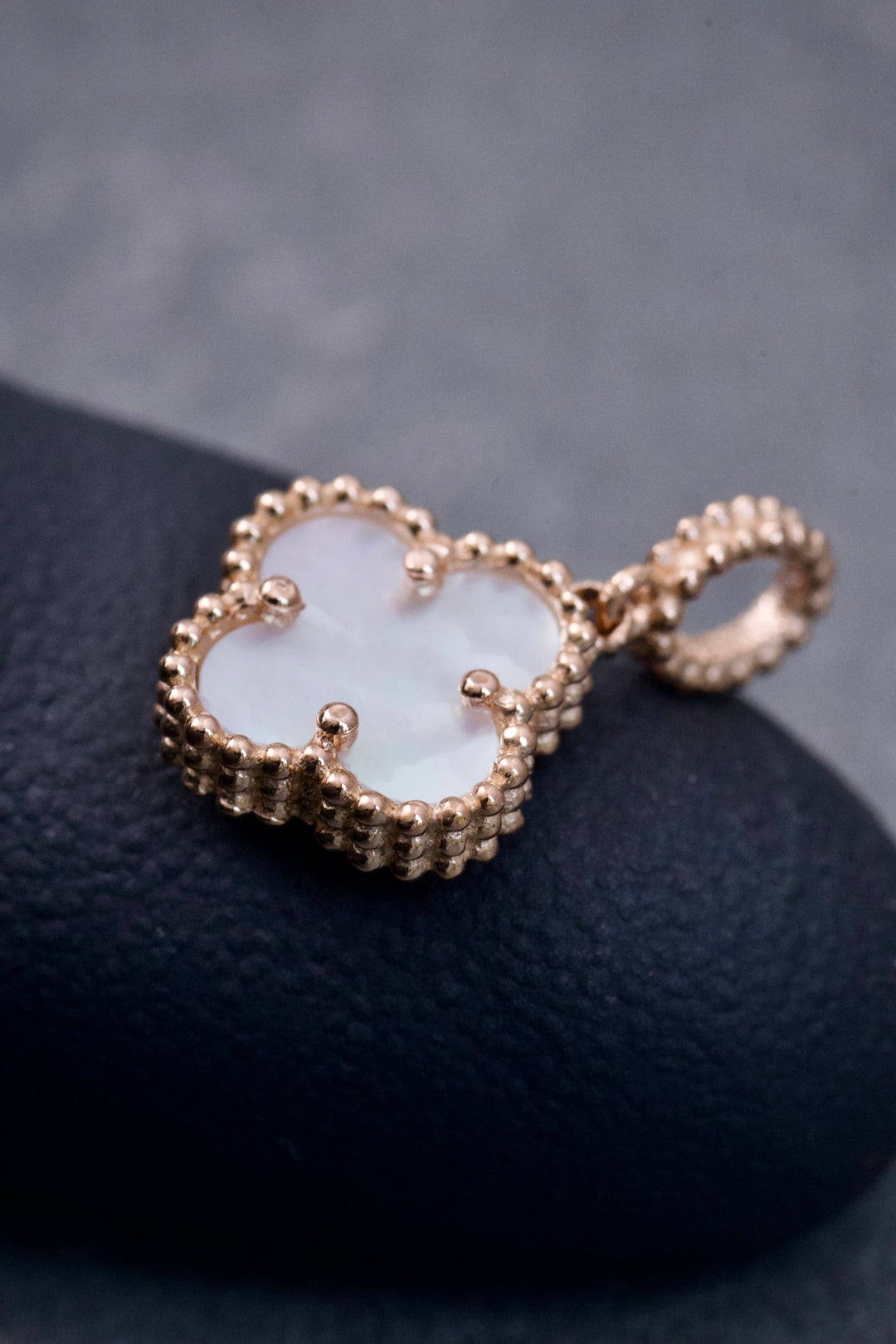 Dije Lucky clover piedra blanca 1gr / Largo 1.6cm — Oro Rosado